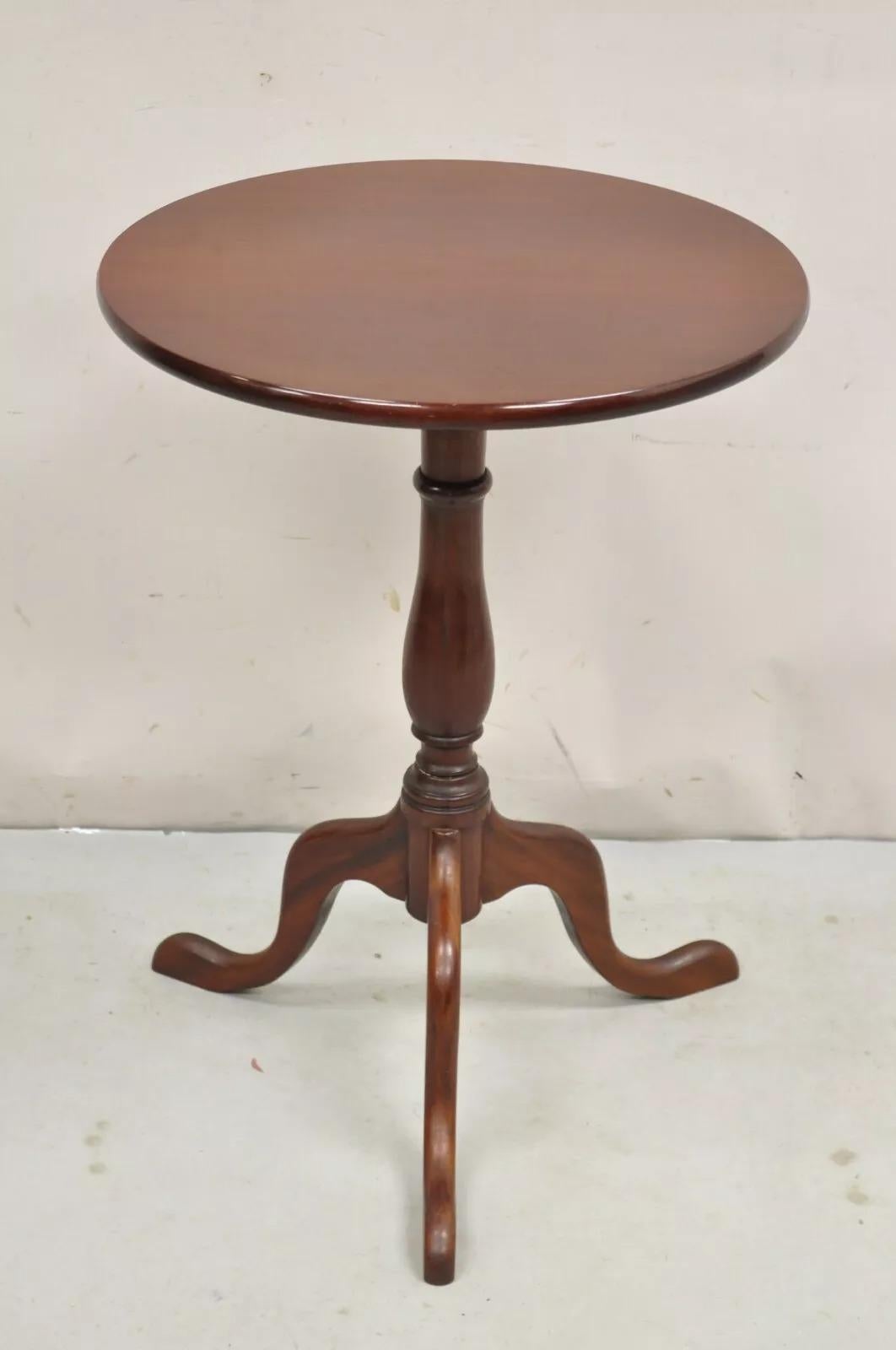 Table à thé d'appoint en bois d'acajou à plateau basculant Vintage Feder. L'article est doté d'un plateau rond inclinable, d'un socle tripode et d'une construction en bois massif. Circa Mid 20th Century. Dimensions : 27
