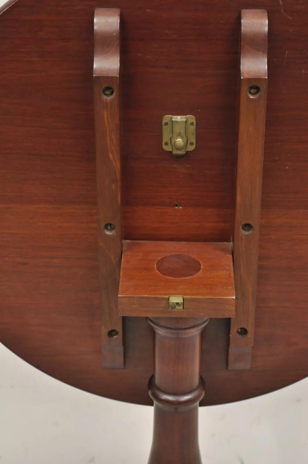 Table à thé d'appoint Sheridan de style fédéral en bois d'acajou avec plateau basculant Bon état - En vente à Philadelphia, PA