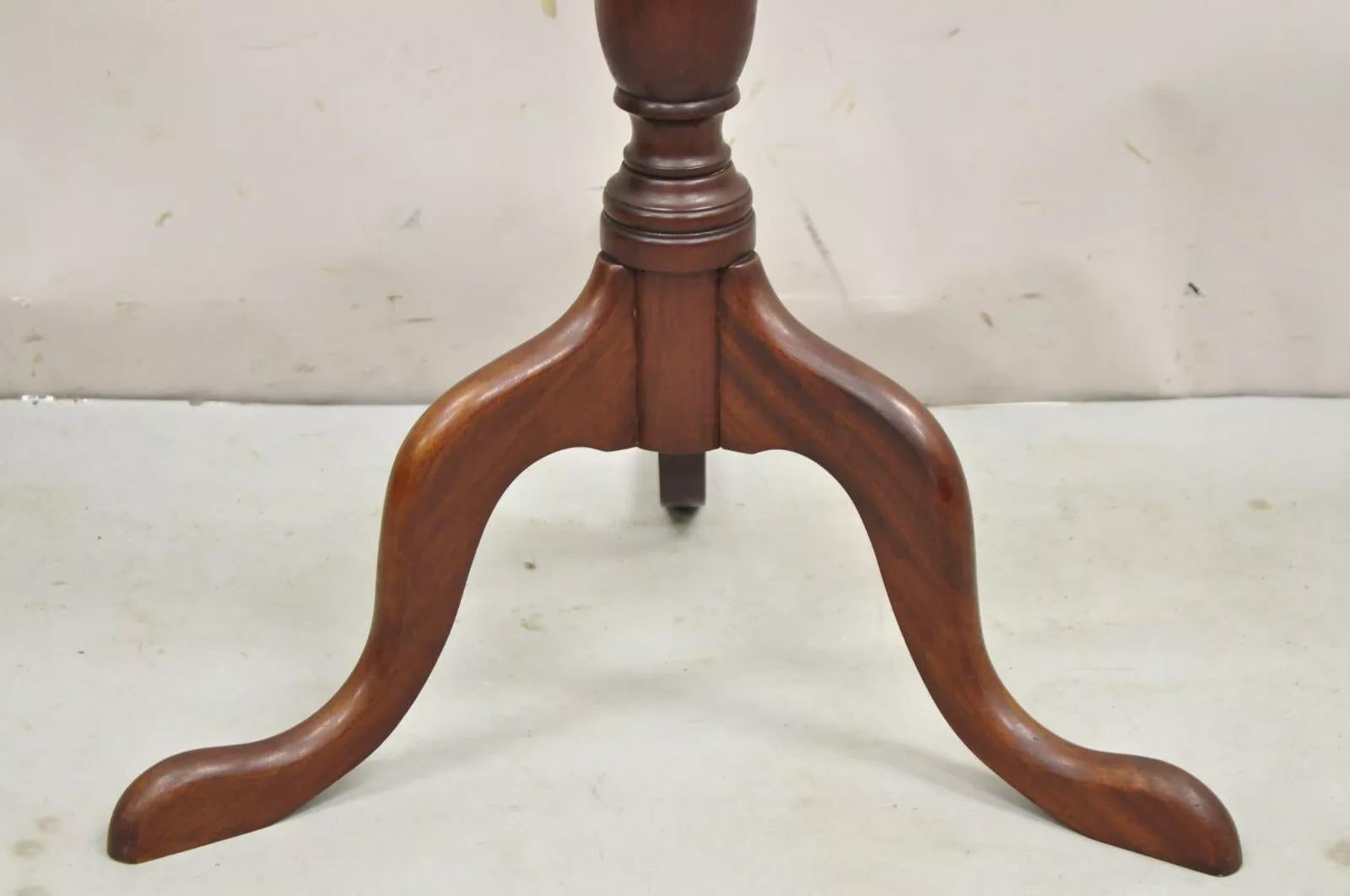 20ième siècle Table à thé d'appoint Sheridan de style fédéral en bois d'acajou avec plateau basculant en vente