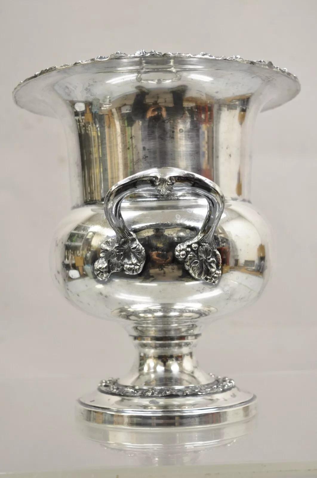 Tazza trofeo Sheridan placcata in argento, secchiello per ghiaccio con refrigeratore di champagne. L'oggetto presenta un bordo e una base in repousse floreale. Grande stile e forma. Circa metà del XX secolo. Misure: 10
