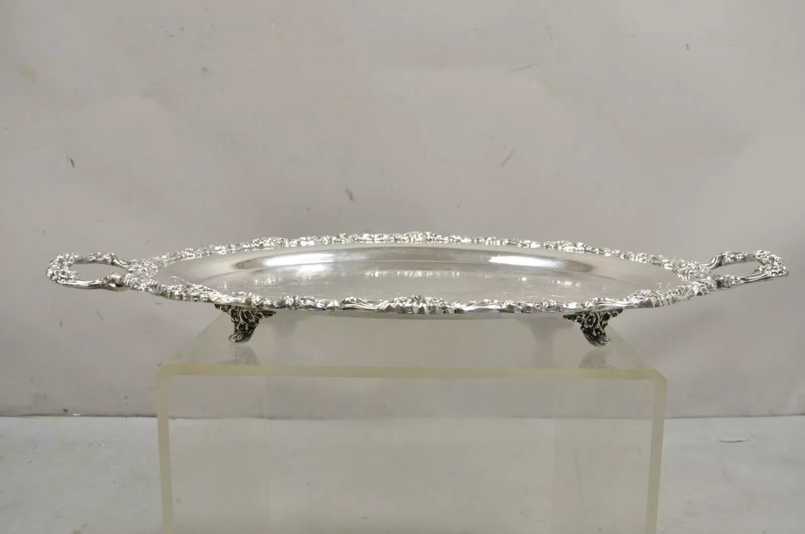 Victorien Paire de plateaux ovales Sheridan Victorian Floral Repousse Silver Plated en vente