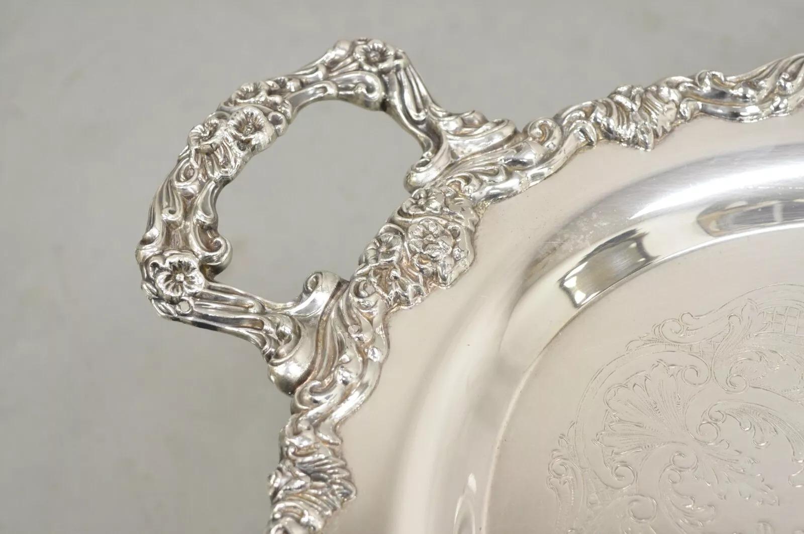 Paire de plateaux ovales Sheridan Victorian Floral Repousse Silver Plated Bon état - En vente à Philadelphia, PA