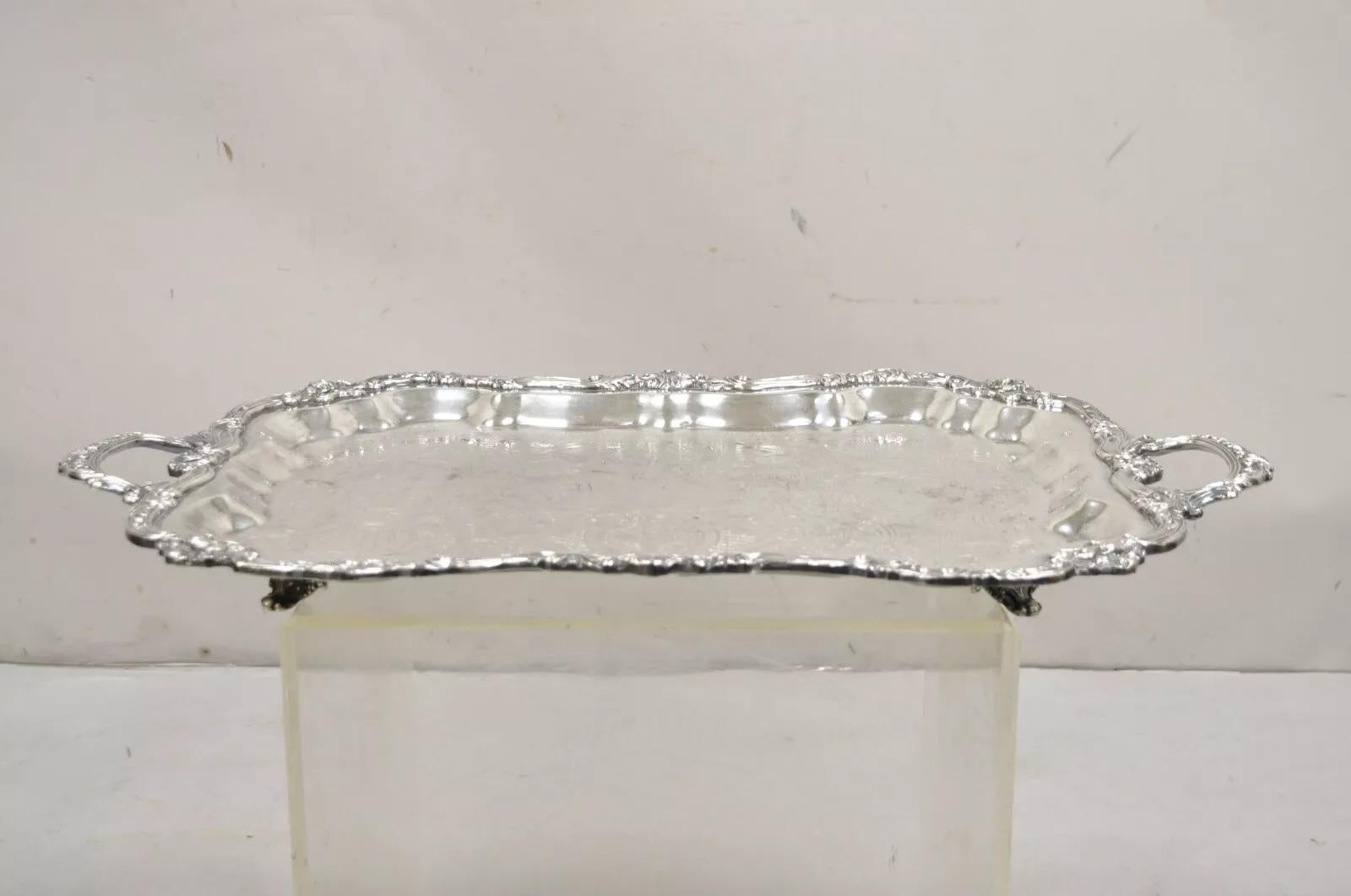 Bandeja de servir victoriana festoneada con baño de plata Sheridan vintage. El artículo presenta asas gemelas ornamentadas y borde, elevado sobre pies ornamentados, bandeja vintage muy bonita. Mediados del siglo XX. Medidas: 2