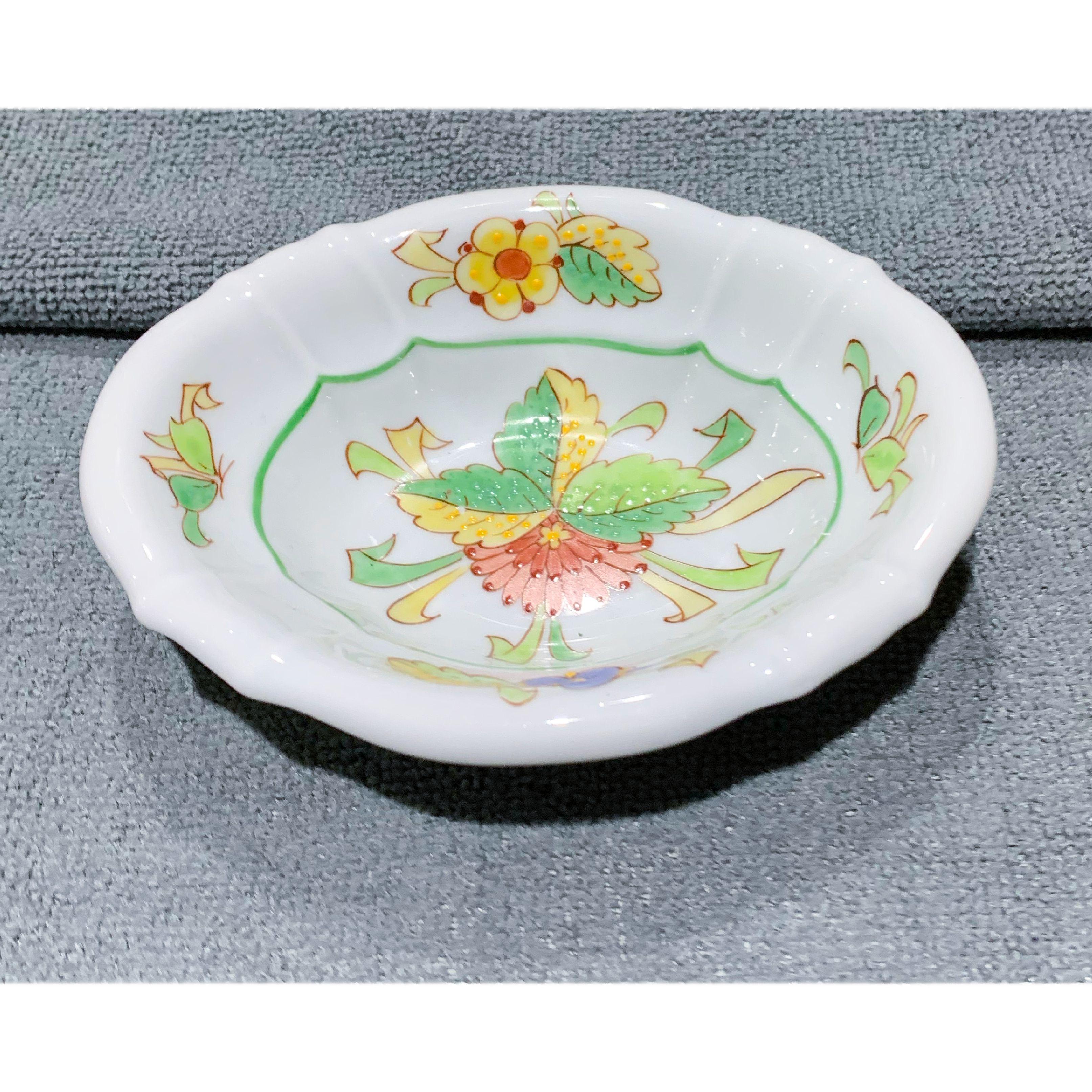 Vintage Sherle Wagner peint à la main porte savon en céramique festonné bouquet de chrysanthèmes. Chine vitrifiée. Objet peint et décoré à la main. Le motif du bouquet de chrysanthèmes est appliqué à la main, après plusieurs cuissons à haute