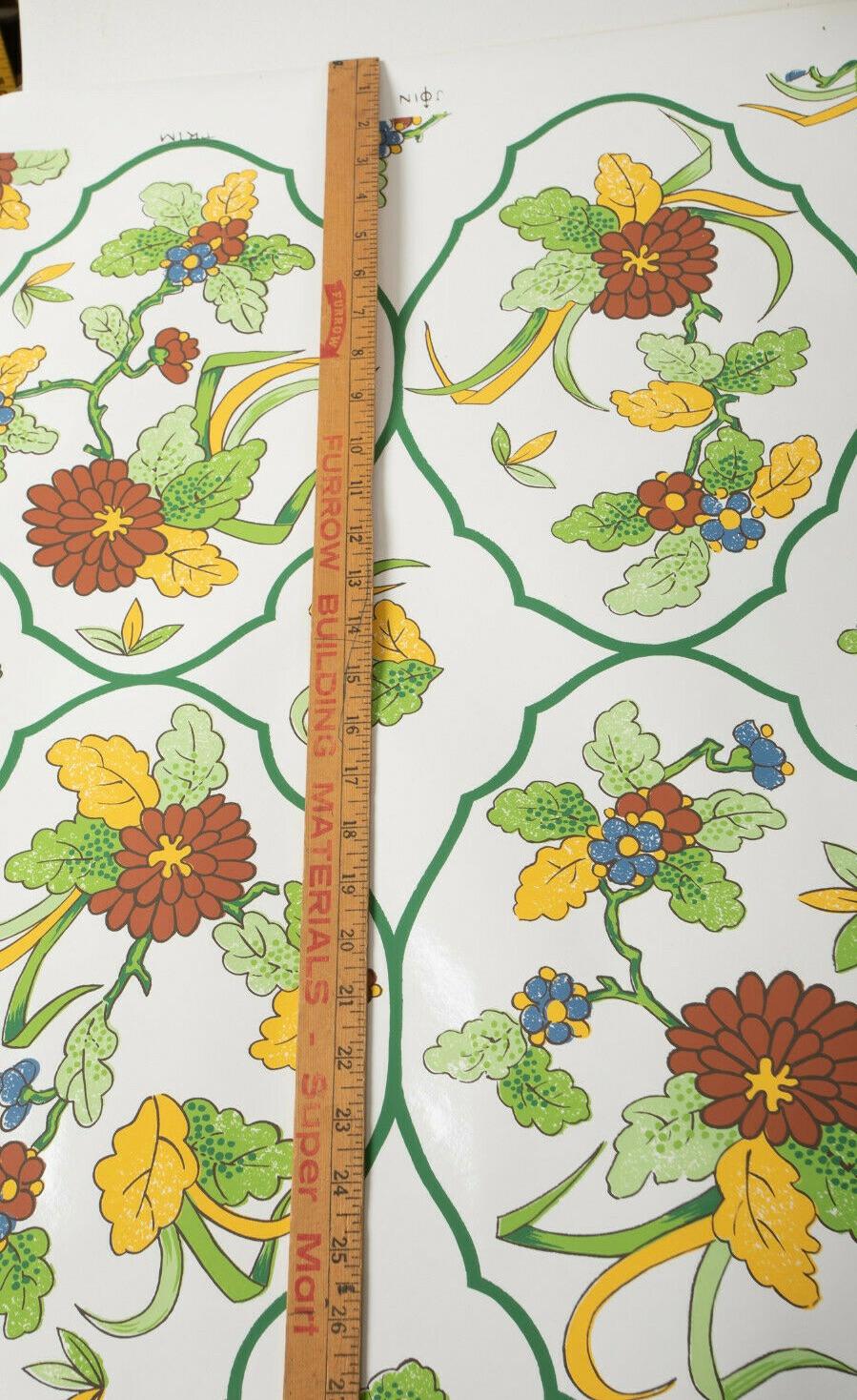 Vintage Sherle Wagner Handprinted Enamel Mums Wallpaper, 1960s, White, Green Red In Good Condition For Sale In Brooklyn, NY