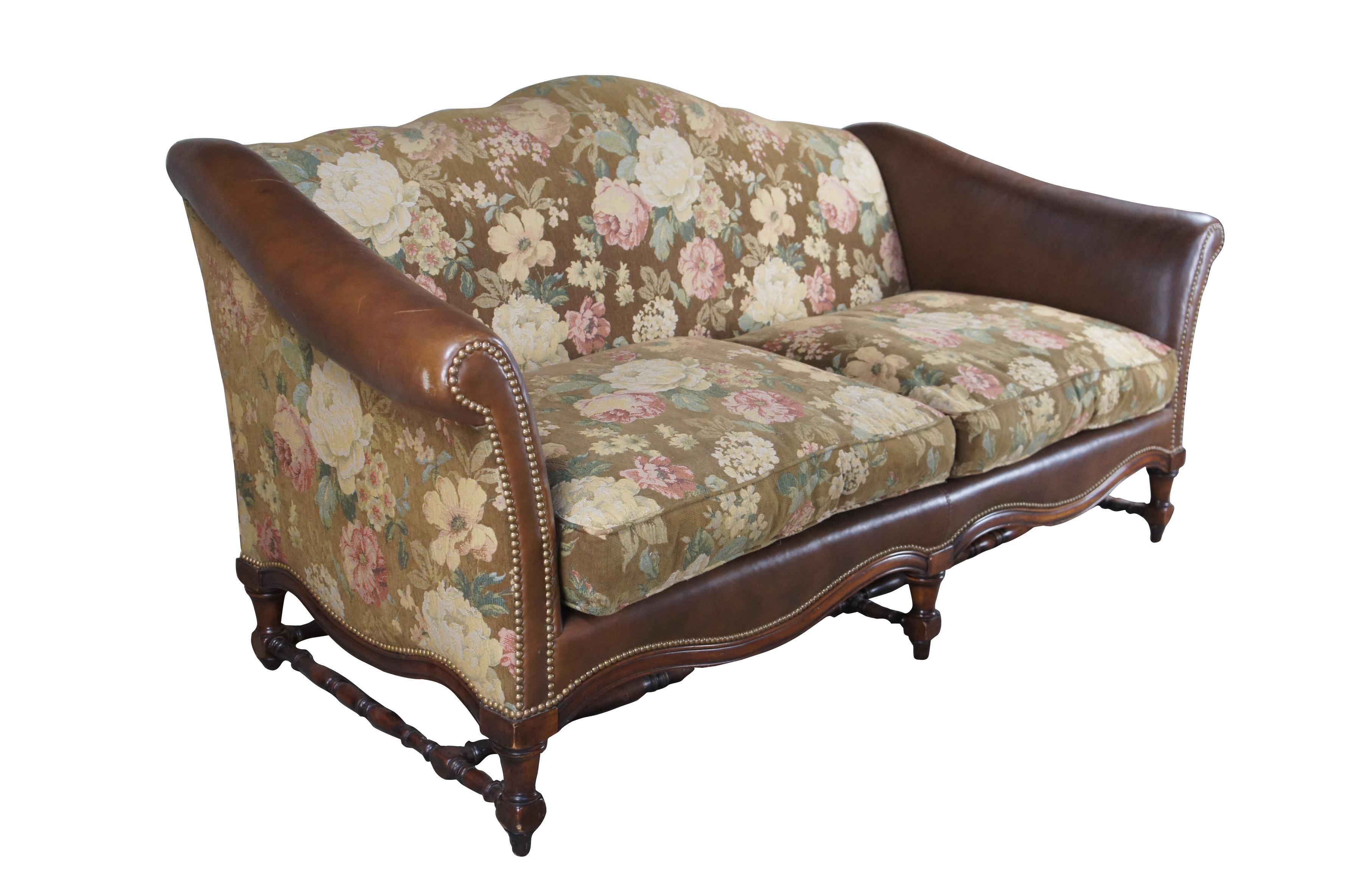 Ende des 20. Jahrhunderts Sherrill Furniture Traditional Camelback Sofa.  Das Gestell aus Mahagoniholz ist mit braunem Leder und einer floralen Polsterung umhüllt, die mit Messingnägeln verziert ist.  Der Sofakorpus besteht zu 80 % aus