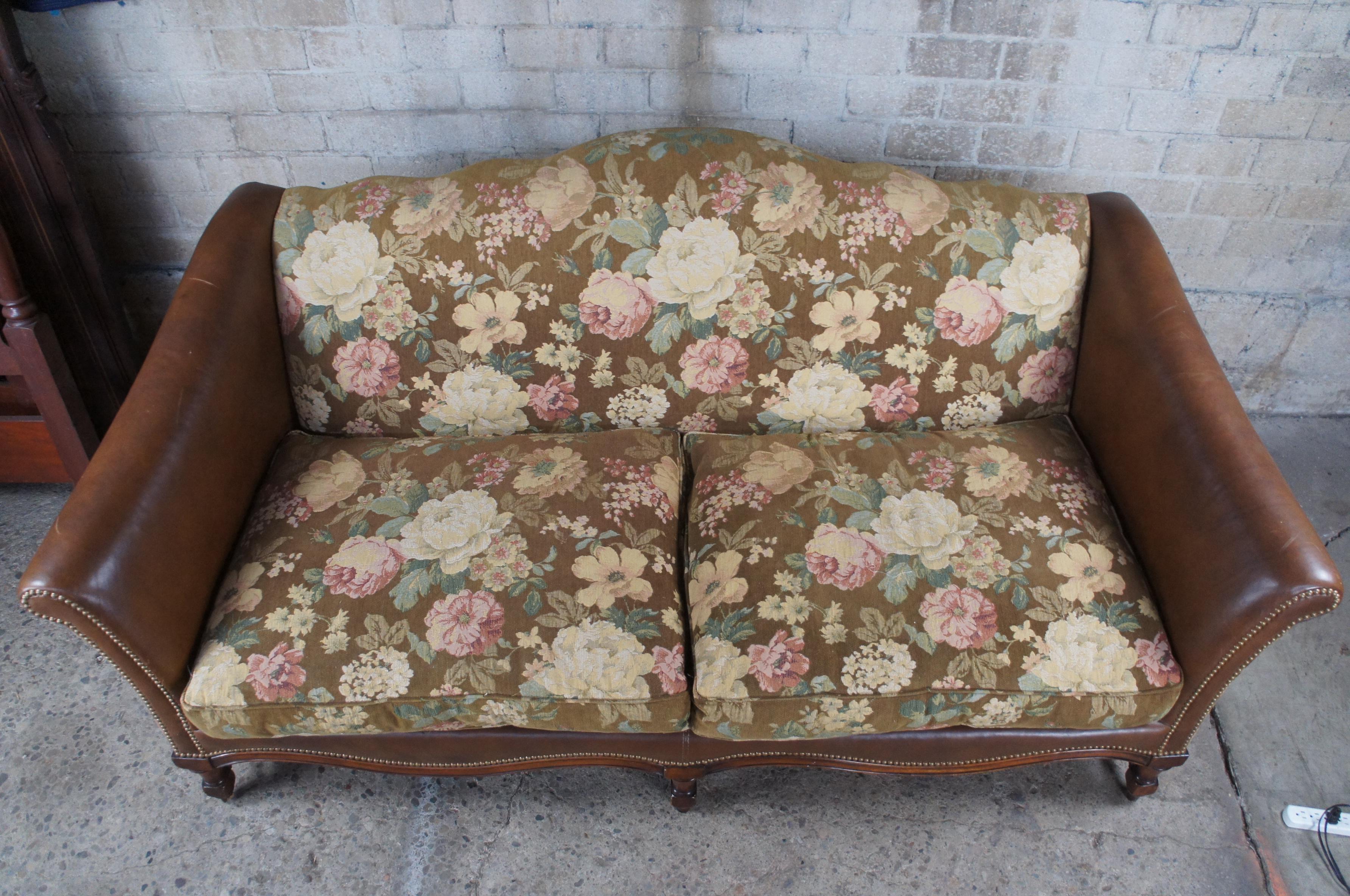Vintage Sherrill Chippendale Style Mahagoni & Leder Floral Upholstering Sofa im Zustand „Relativ gut“ im Angebot in Dayton, OH