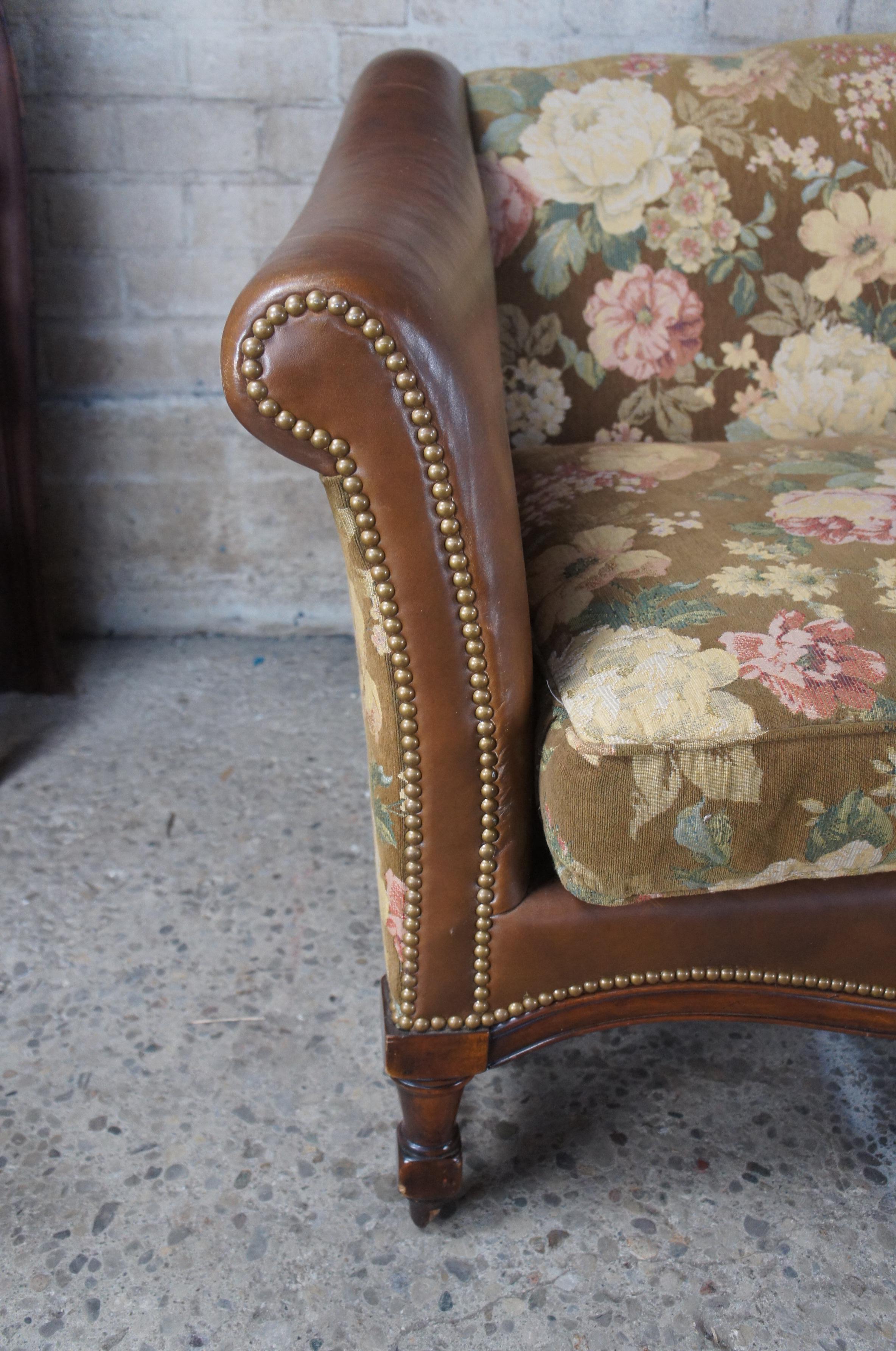 Vintage Sherrill Chippendale Style Mahagoni & Leder Floral Upholstering Sofa (20. Jahrhundert) im Angebot