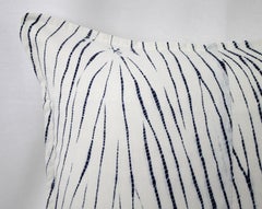 Coussin vintage en textile teint Shibori avec lin blanc