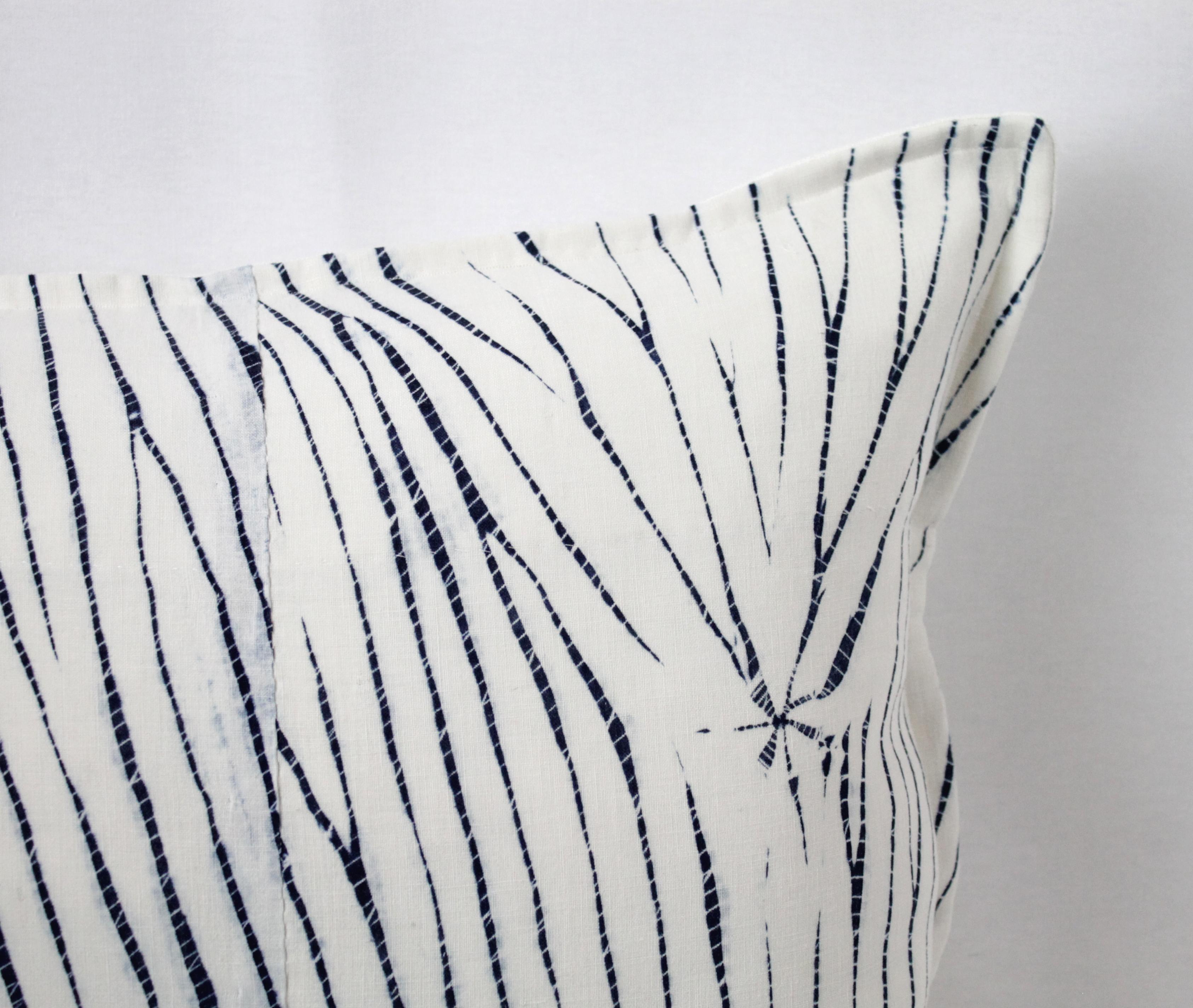 Shibori-Gefärbtes Textilkissen mit weißem Leinen (20. Jahrhundert) im Angebot