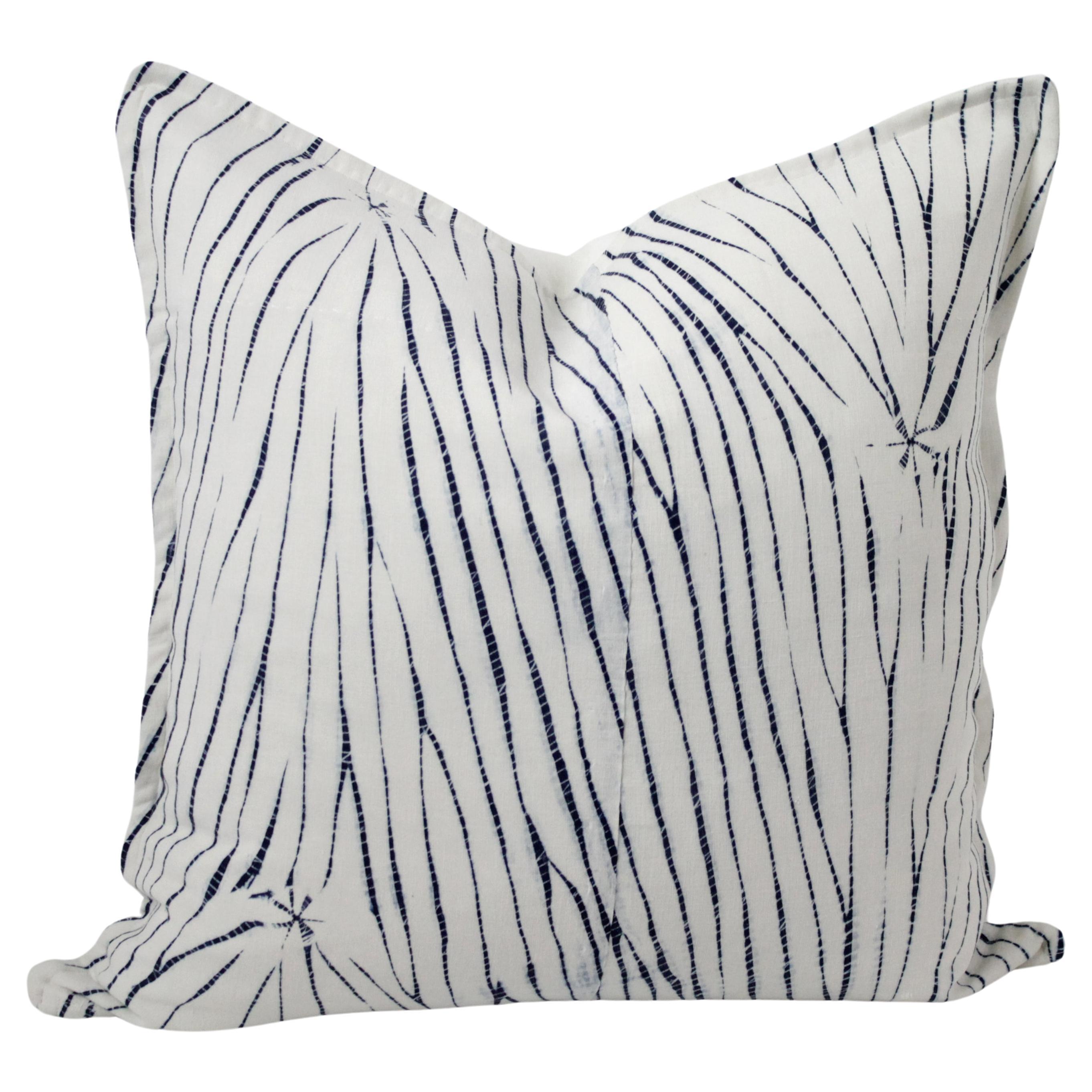 Coussin vintage en textile teint Shibori avec lin blanc