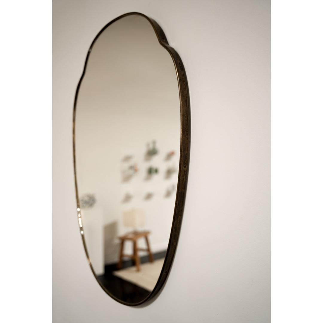Mid-Century moderno Specchio da parete italiano con scudo vintage, medio in vendita