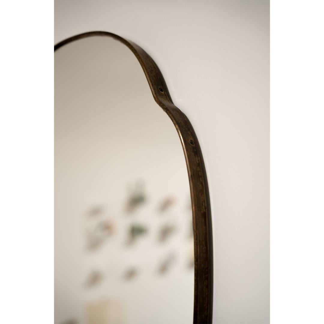 Italiano Specchio da parete italiano con scudo vintage, medio in vendita