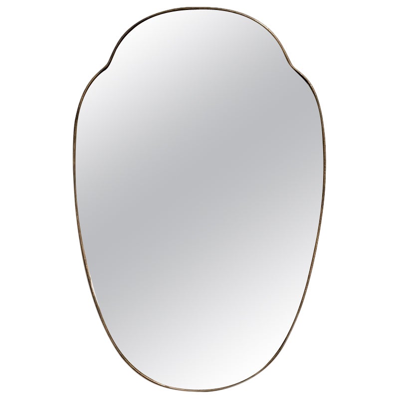 Specchio da parete italiano con scudo vintage, medio in vendita