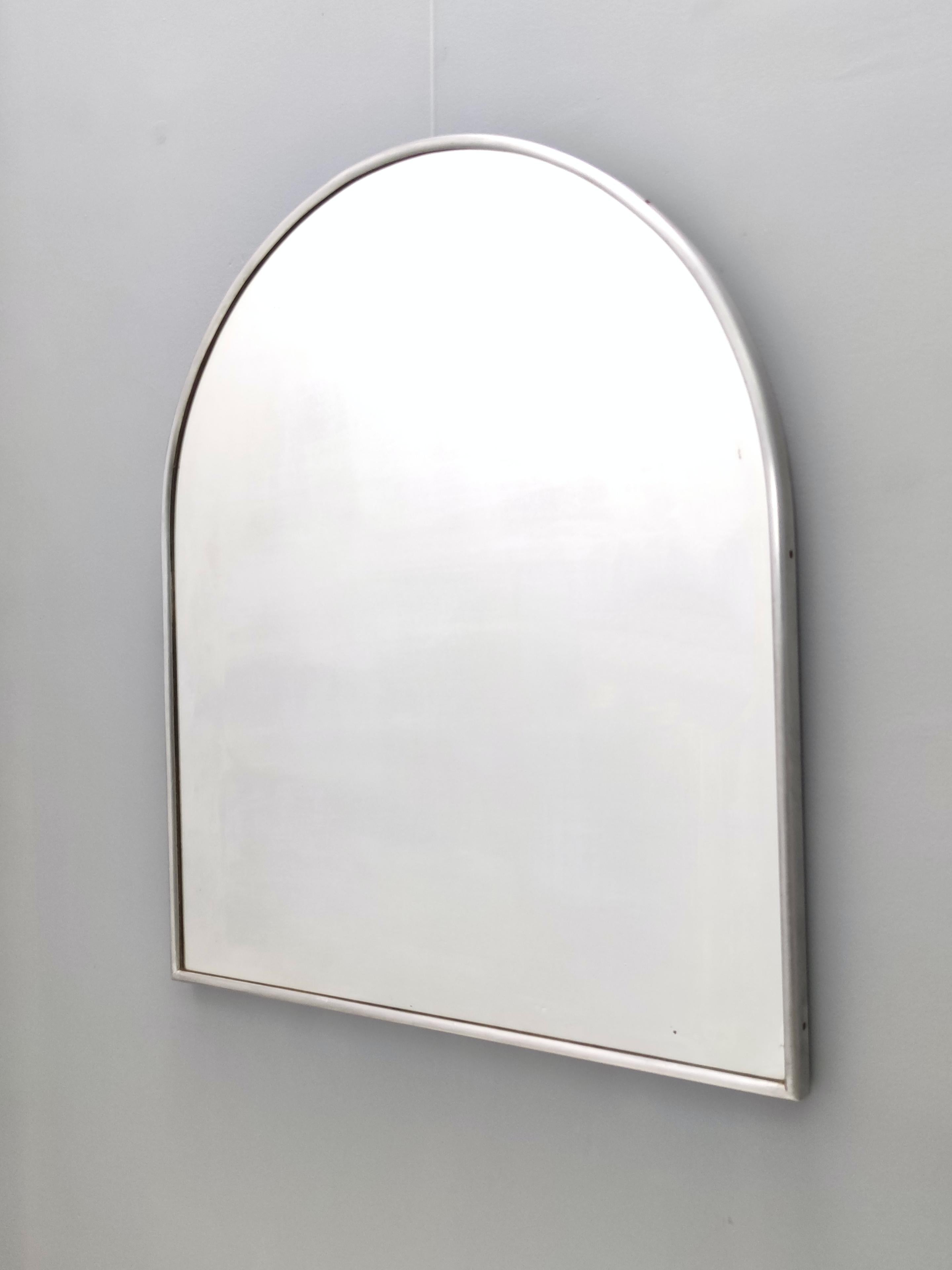 Espejo de Pared Vintage Minimal con Forma de Escudo y Marco de Acero, Italia en Excelente estado para la venta en Bresso, Lombardy