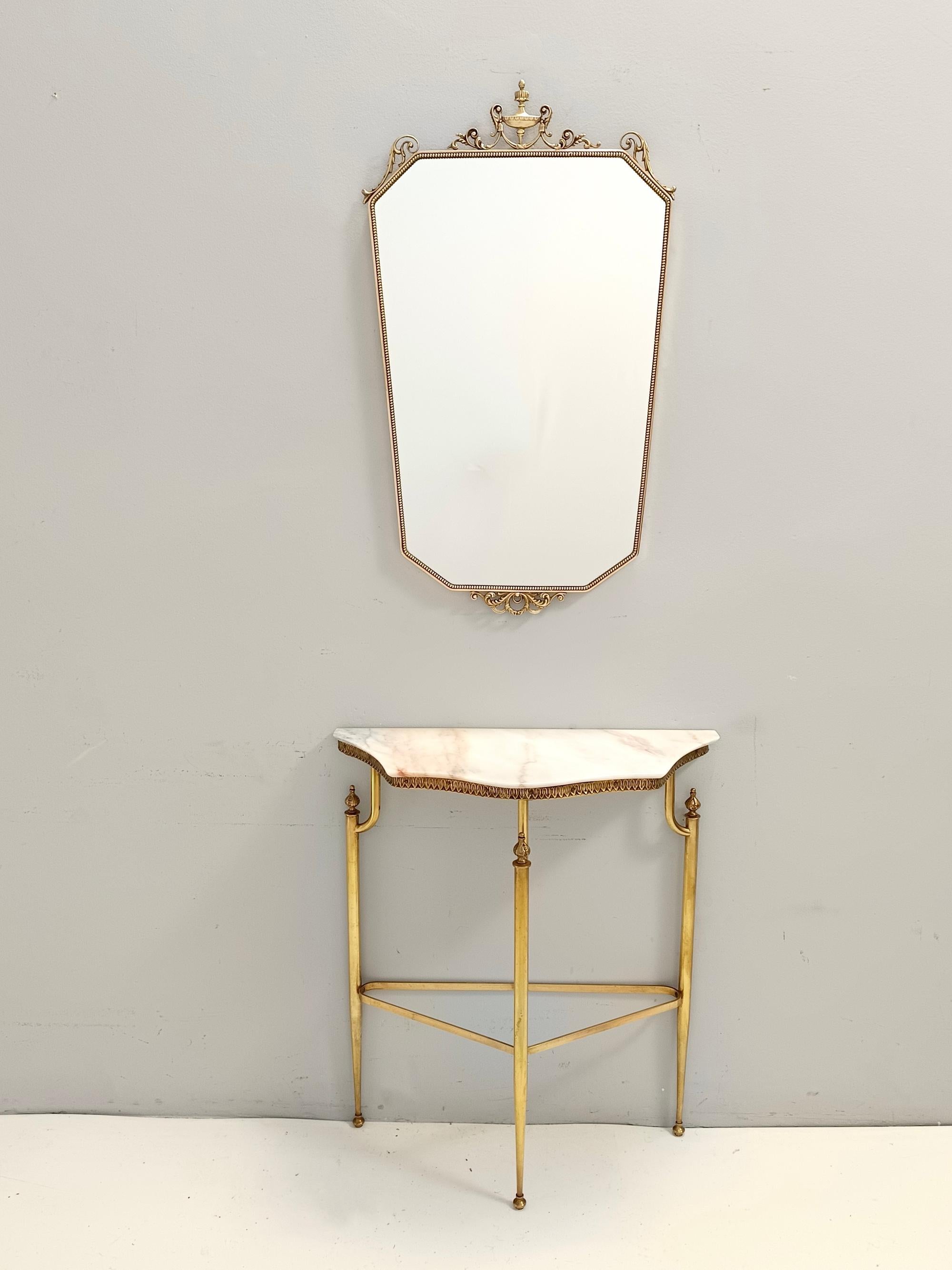 Fabriqué en Italie, années 1960. 
Il présente un cadre en laiton avec une décoration. 
Il s'agit d'une pièce d'époque, qui peut donc présenter de légères traces d'utilisation telles que des signes d'oxydation, mais dans l'ensemble elle peut être