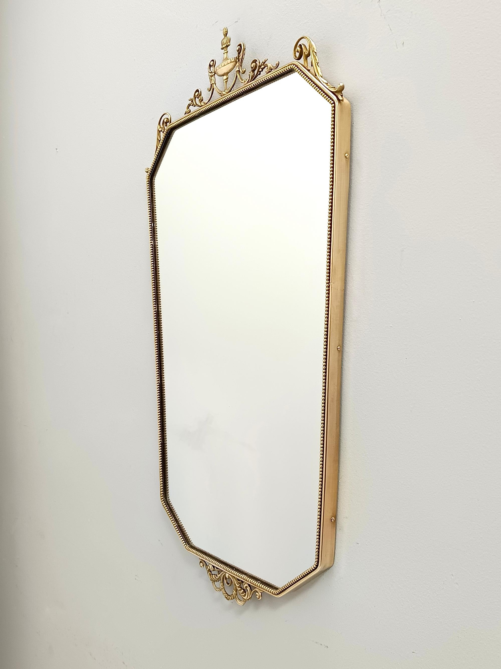 italien Miroir mural vintage en forme de bouclier avec cadre en laiton, Italie en vente