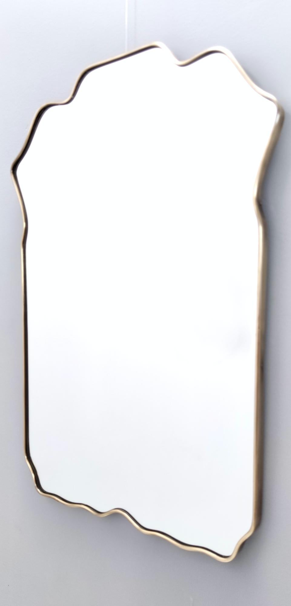 Vintage Shield Shaped Wall Mirror with Brass Frame, Italy In Excellent Condition In Bresso, Lombardy