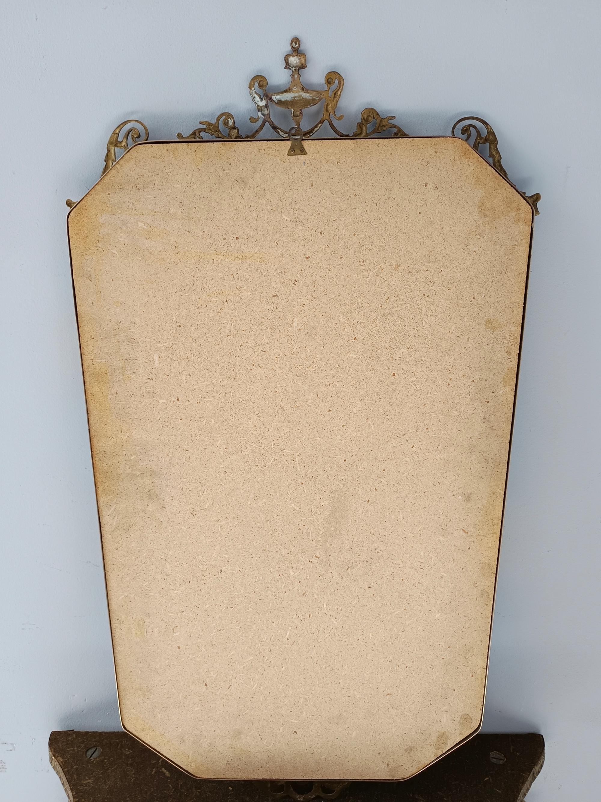 Miroir mural vintage en forme de bouclier avec cadre en laiton, Italie Excellent état - En vente à Bresso, Lombardy