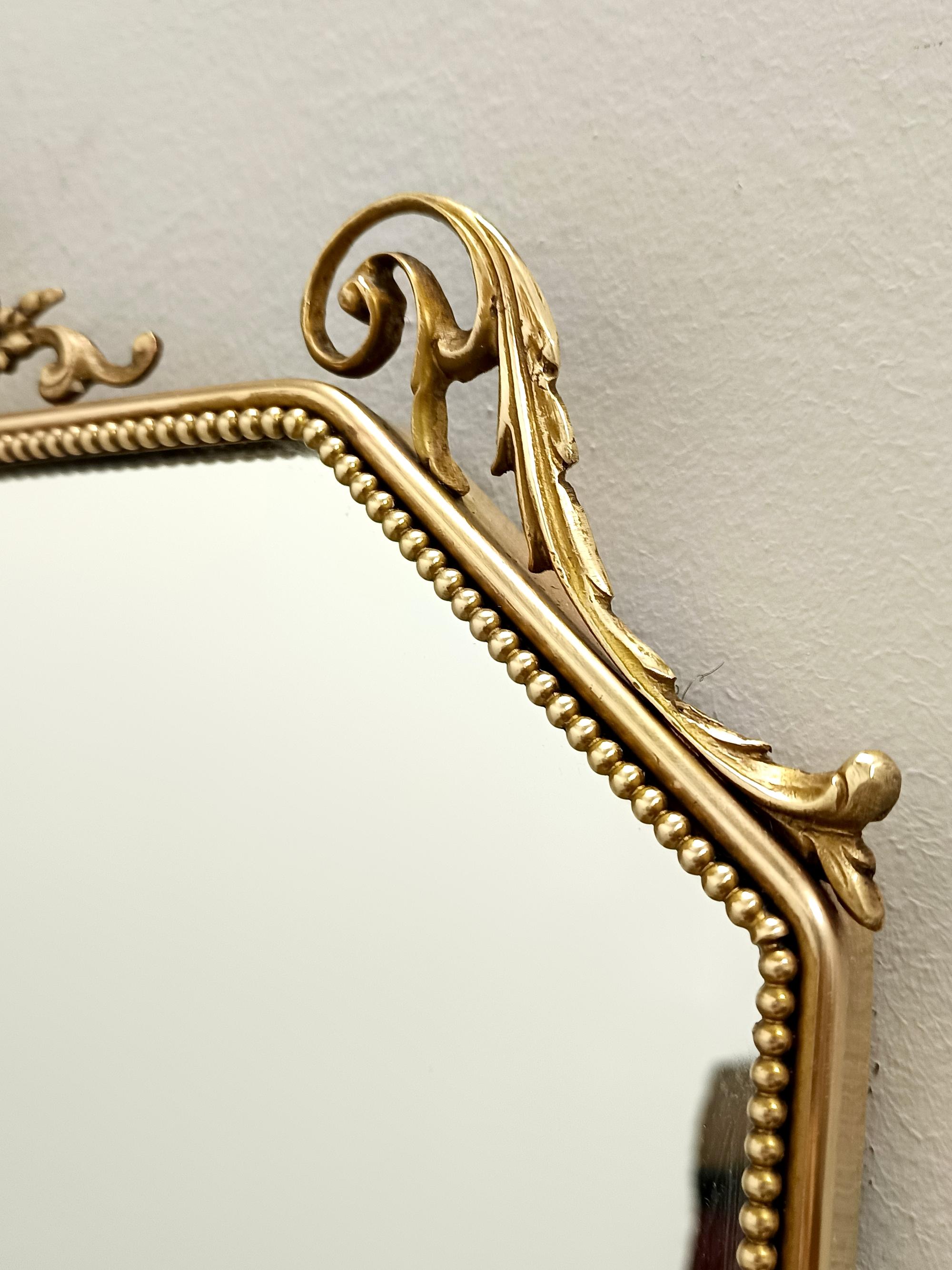 Miroir mural vintage en forme de bouclier avec cadre en laiton, Italie en vente 1