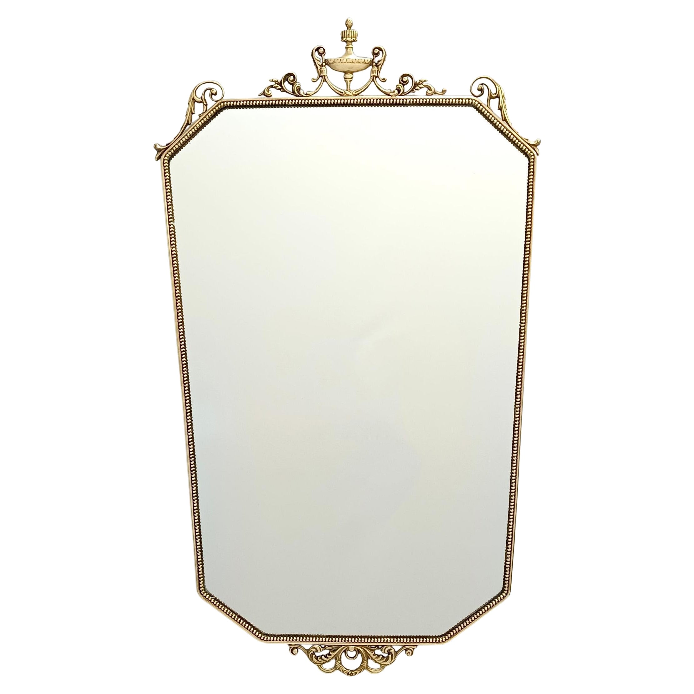 Miroir mural vintage en forme de bouclier avec cadre en laiton, Italie