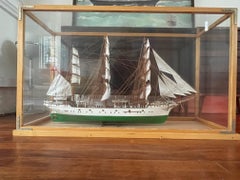 Modello di nave vintage Danmark, Danimarca Modello di nave alta in legno in vetrina