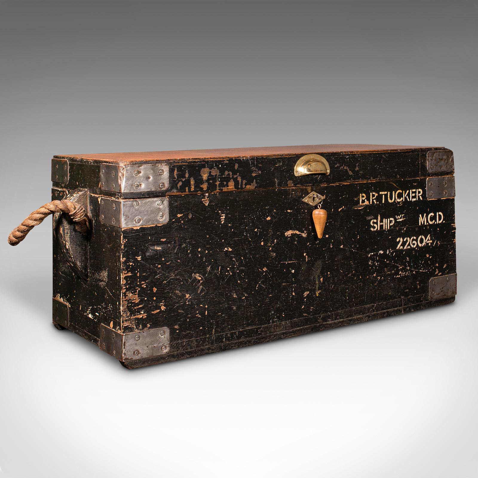 Es handelt sich um eine alte Werkzeugkiste eines Schiffbauers. Ein englischer Arbeitskoffer aus Zedern- und Kiefernholz aus der Mitte des 20. Jahrhunderts, ca. 1940.

Wunderbarer maritimer Charme, der sich hervorragend als Stauraum oder als