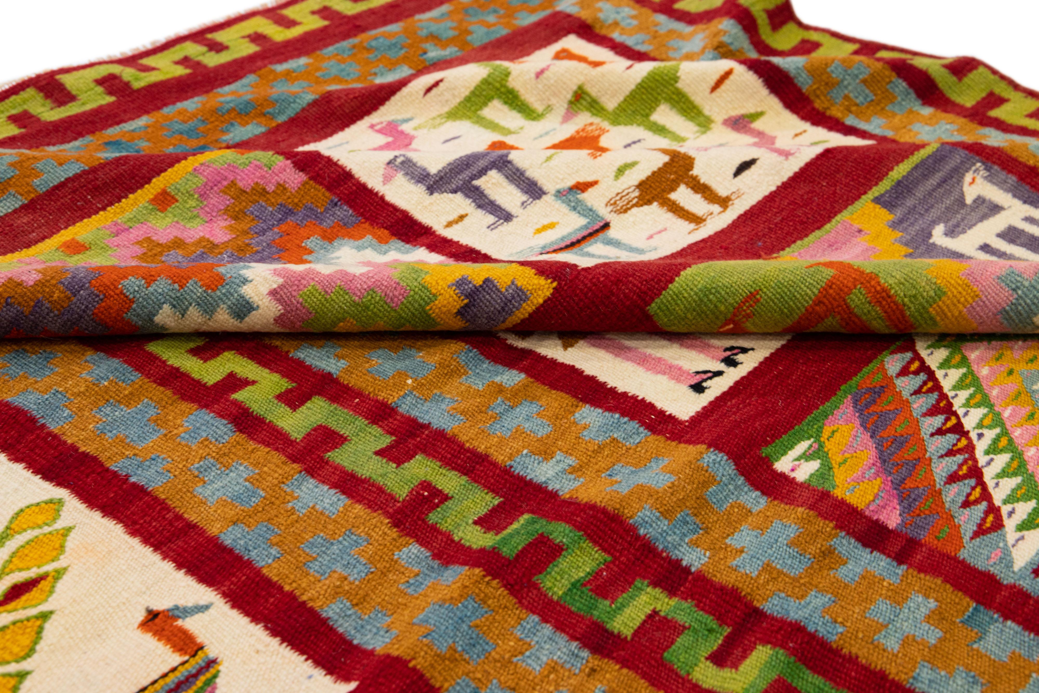 Preciosa alfombra persa vintage Shiraz de lana anudada a mano con campo beige. Esta pieza tiene detalles multicolores en un precioso diseño pictórico integral.

Esta alfombra mide 6'7