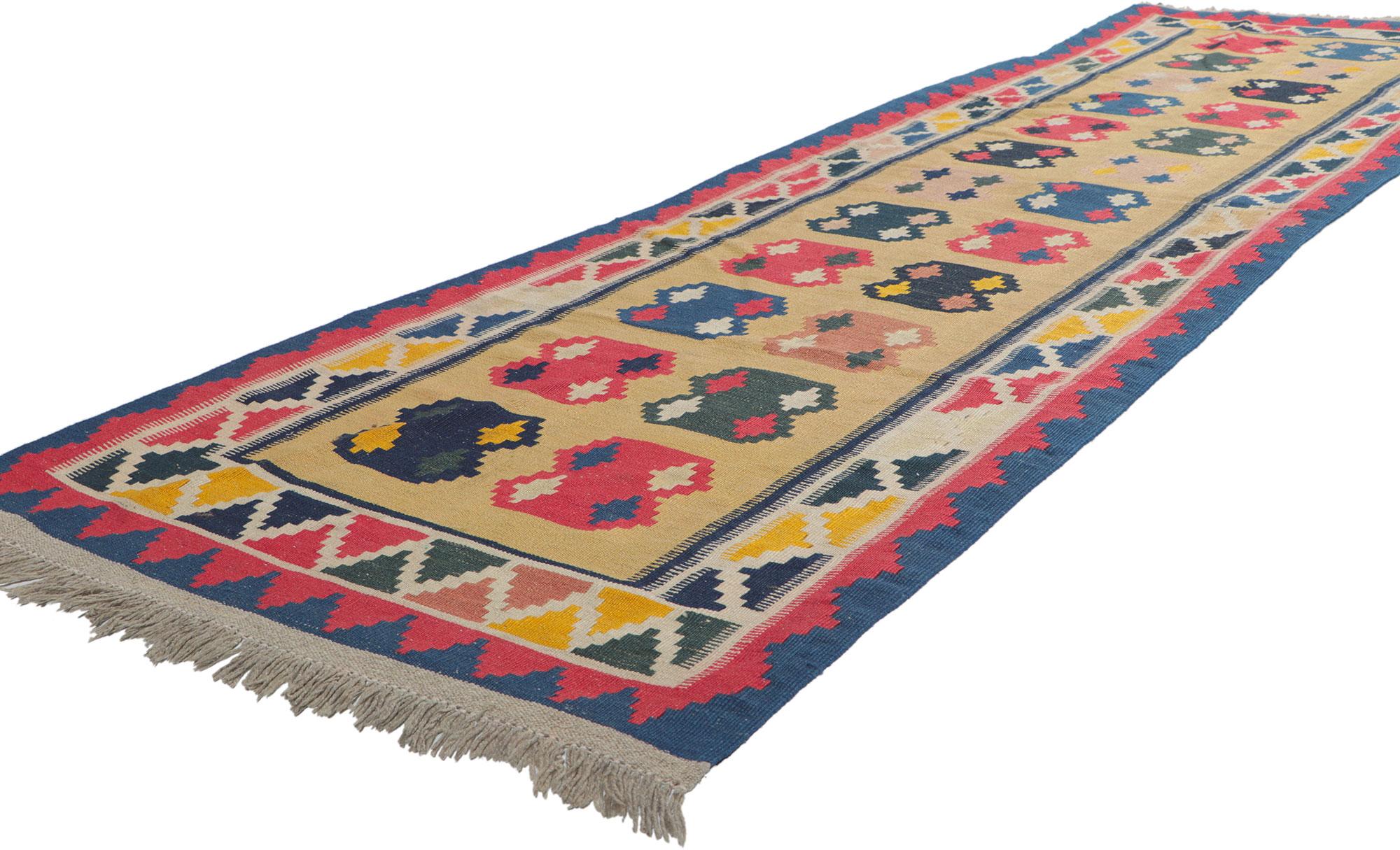 61054 Vintage Persian Shiraz Kilim Rug, 02'07 x 09'04. Dieser handgewebte persische Shiraz-Kelim aus Wolle mit winzigen Details und einem kühnen, ausdrucksstarken Design ist eine fesselnde Vision gewebter Schönheit. Das auffällige geometrische
