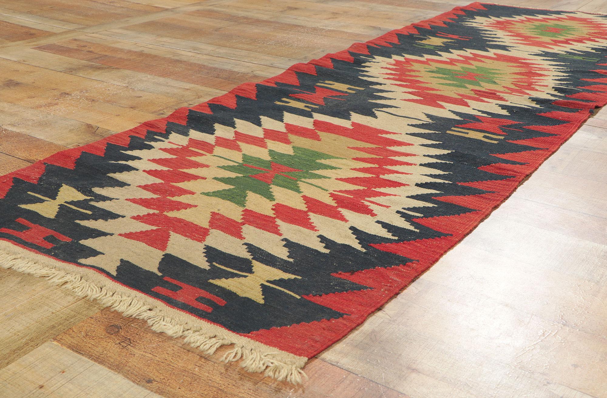 Vintage Shiraz Kelim-Läufer, Wabi-Sabi Meets Southwest Style im Angebot 1