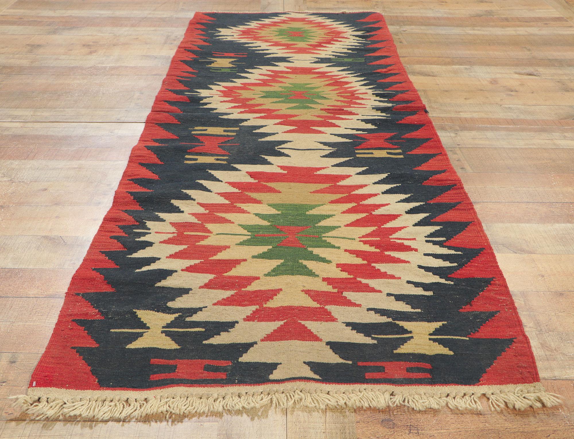 Vintage Shiraz Kelim-Läufer, Wabi-Sabi Meets Southwest Style im Angebot 2