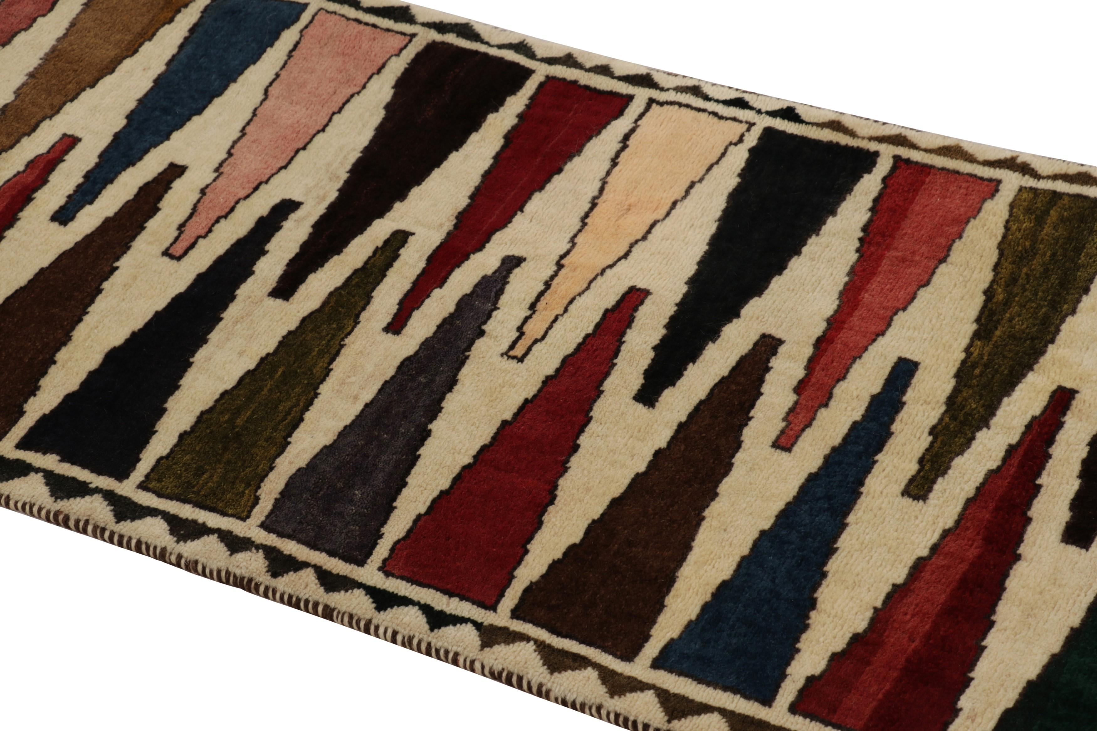 Dieser 2x5 Shiraz-Kilim-Läufer aus handgewebter Wolle (ca. 1950-1960) ist ein besonders leuchtendes und begehrtes Stück einer aufregenden neuen Kuration aus der Kollektion klassischer Kelims und Flachgewebe von Rug & Kilim.

Über das Design:

Dieser