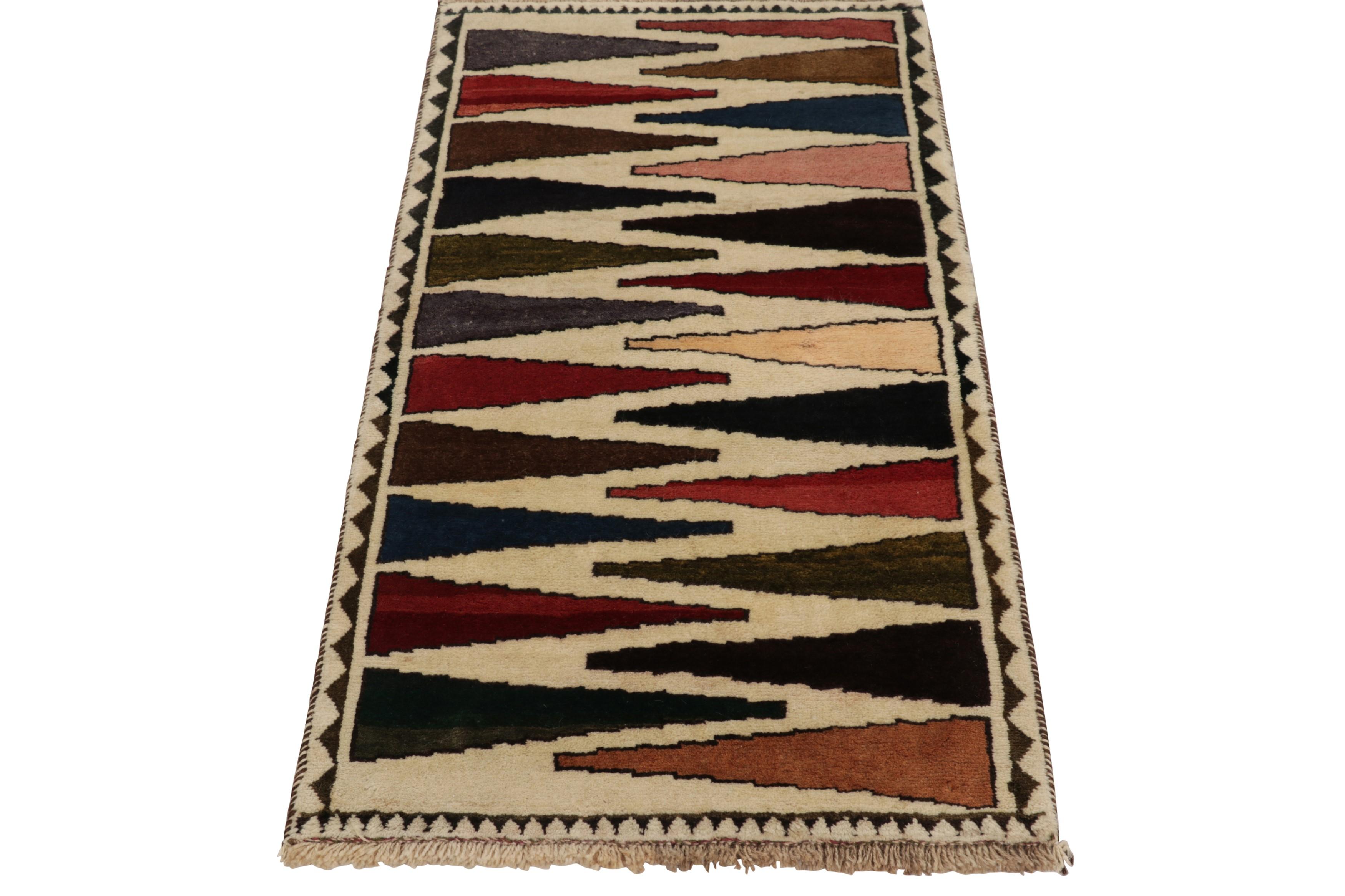Vintage Shiraz Persisch Kilim Läufer in Beige mit bunten Mustern-Rug & Kilim im Zustand „Gut“ im Angebot in Long Island City, NY