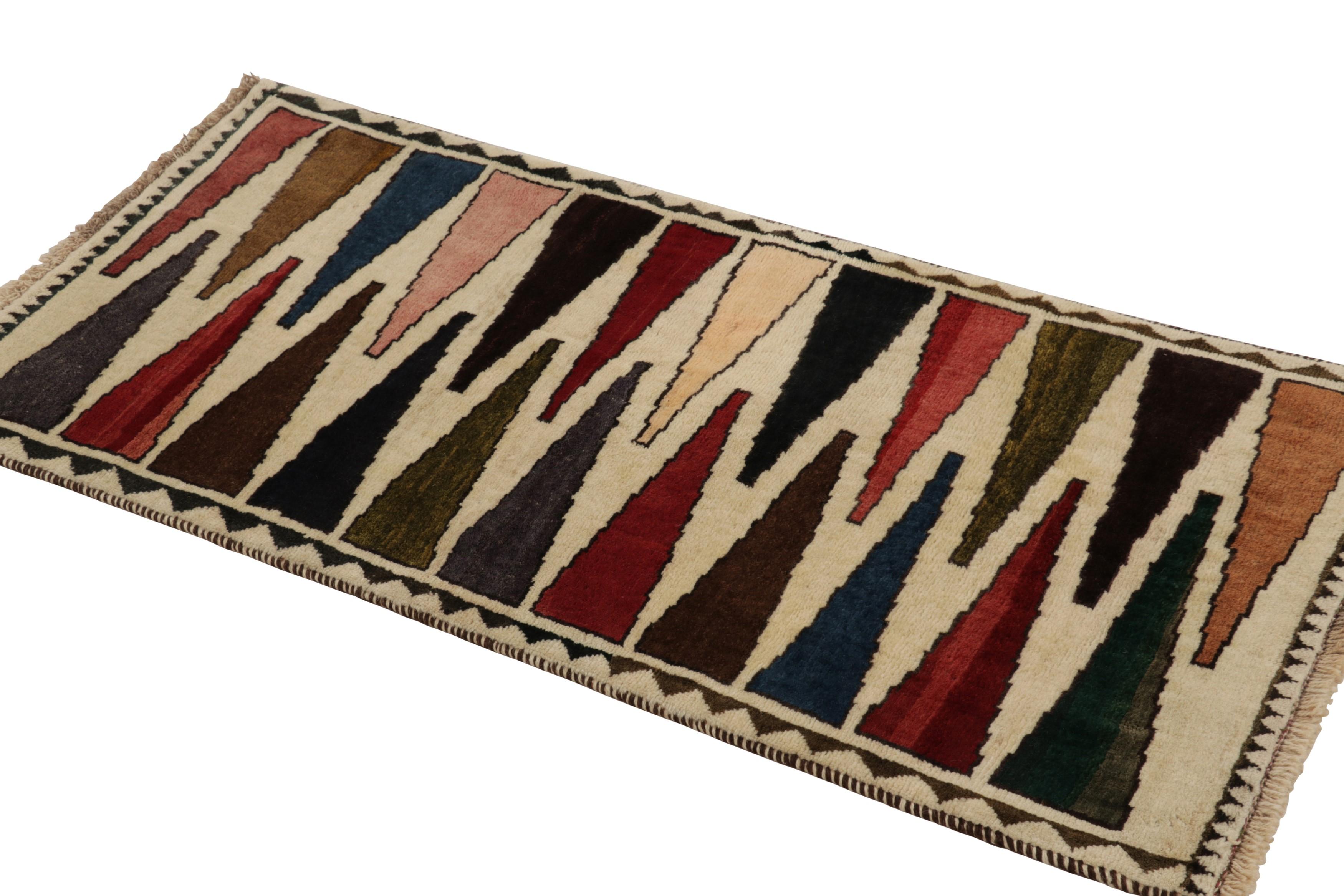 Vintage Shiraz Persisch Kilim Läufer in Beige mit bunten Mustern-Rug & Kilim (Mitte des 20. Jahrhunderts) im Angebot