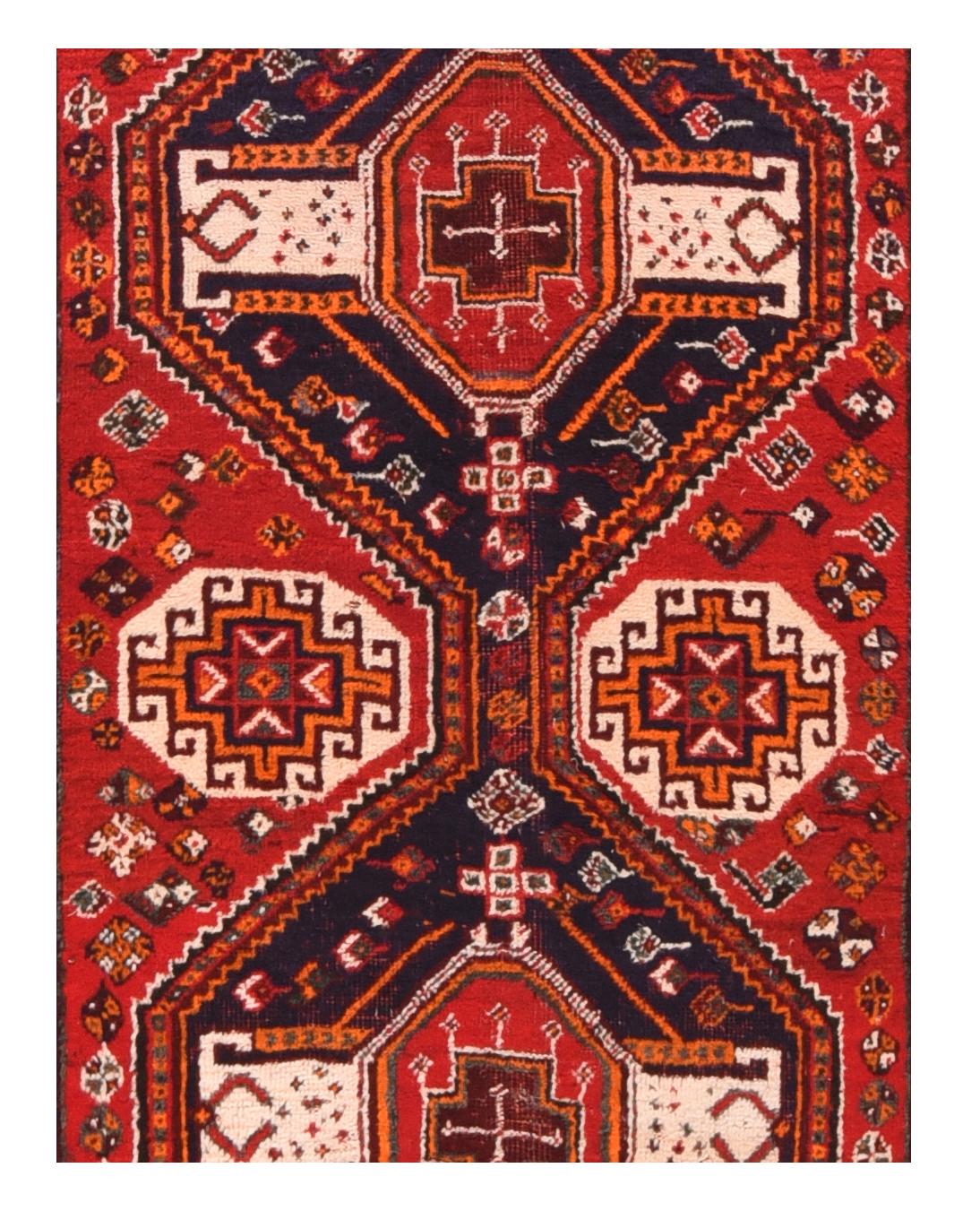 Vintage Shiraz Rug 4'5'' x 9'4'' In Good Condition For Sale In New York, NY