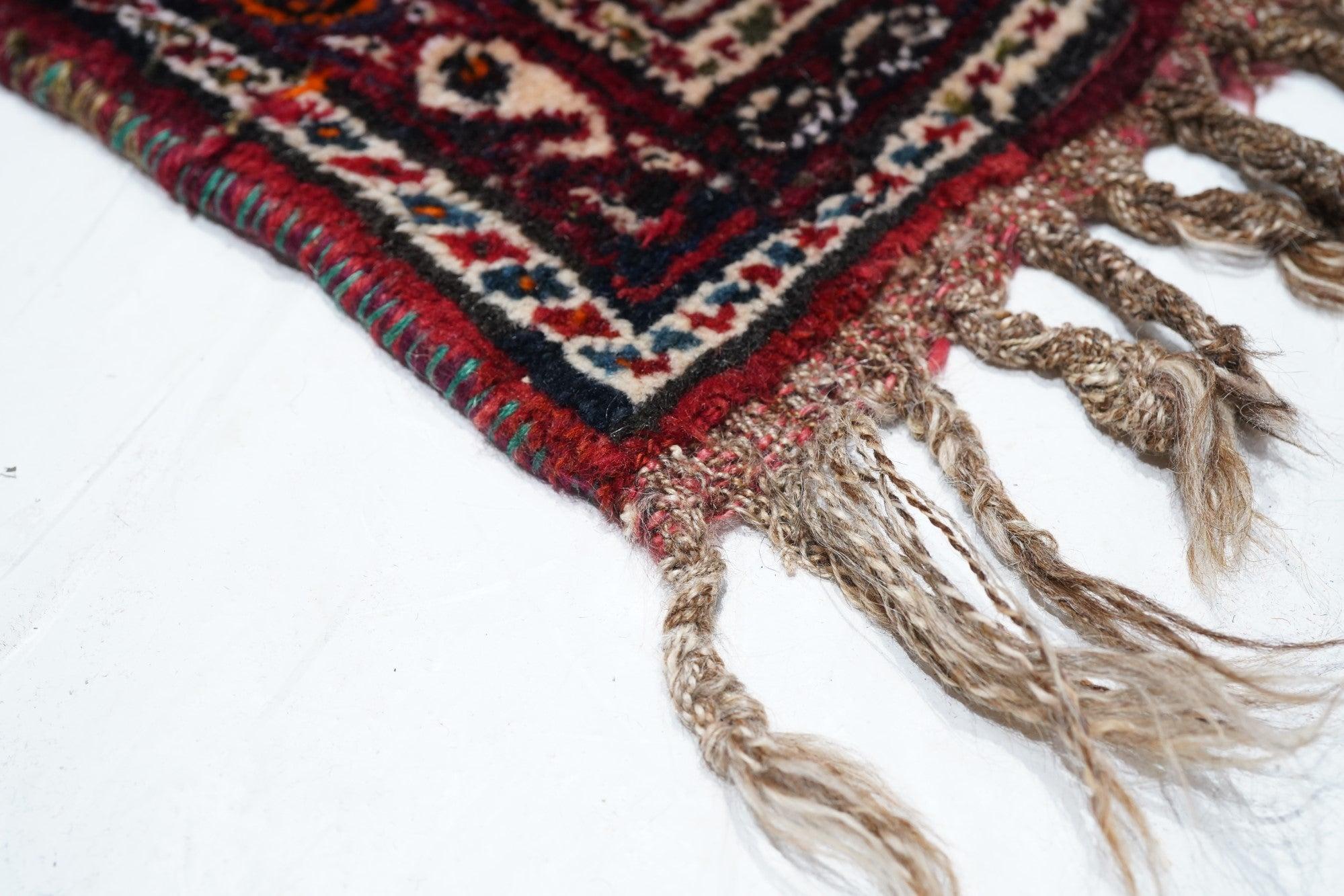 Vintage Shiraz Rug 7'0'' x 10'7'' In Excellent Condition For Sale In New York, NY