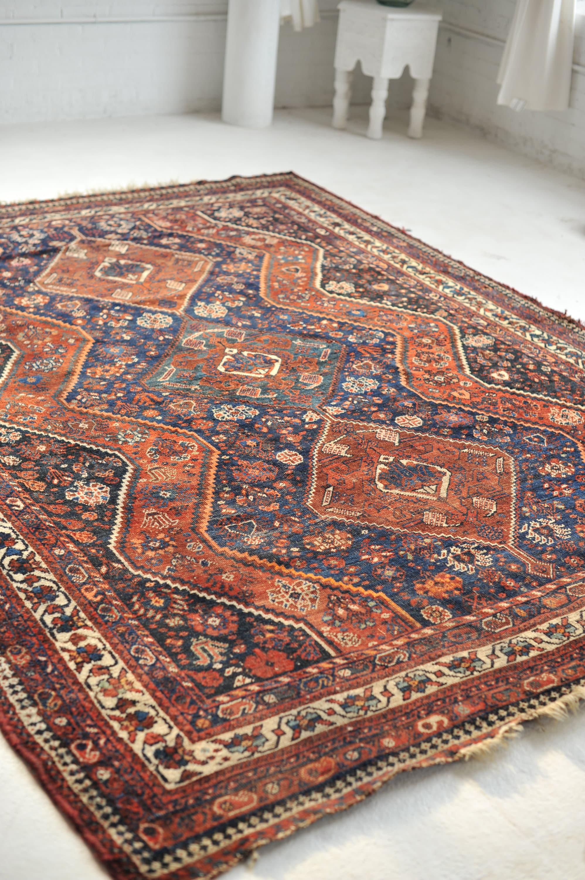 Magnifique tapis Vintage By  Cuivre, argile, marine avec médaillon central bleu-vert émeraude foncé

Taille : 7,3 x 9,10 
Age : Vintage / Semi-Antique
Pile : Faible/moyen avec de la laine douce comme du velours

Ce tapis est unique au monde, il n'en