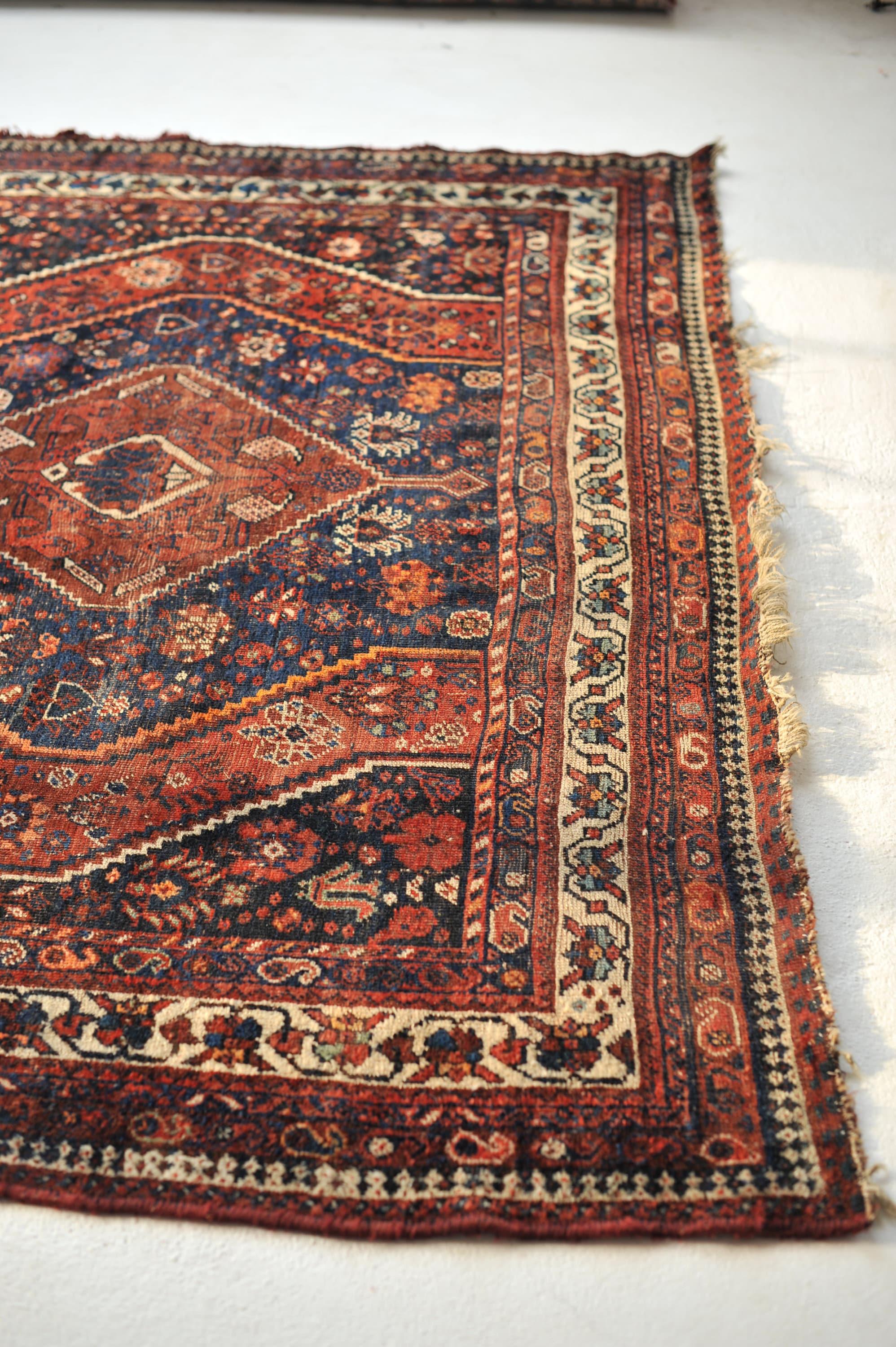 Noué à la main Tapis Shiraz vintage avec médaillon central en vente