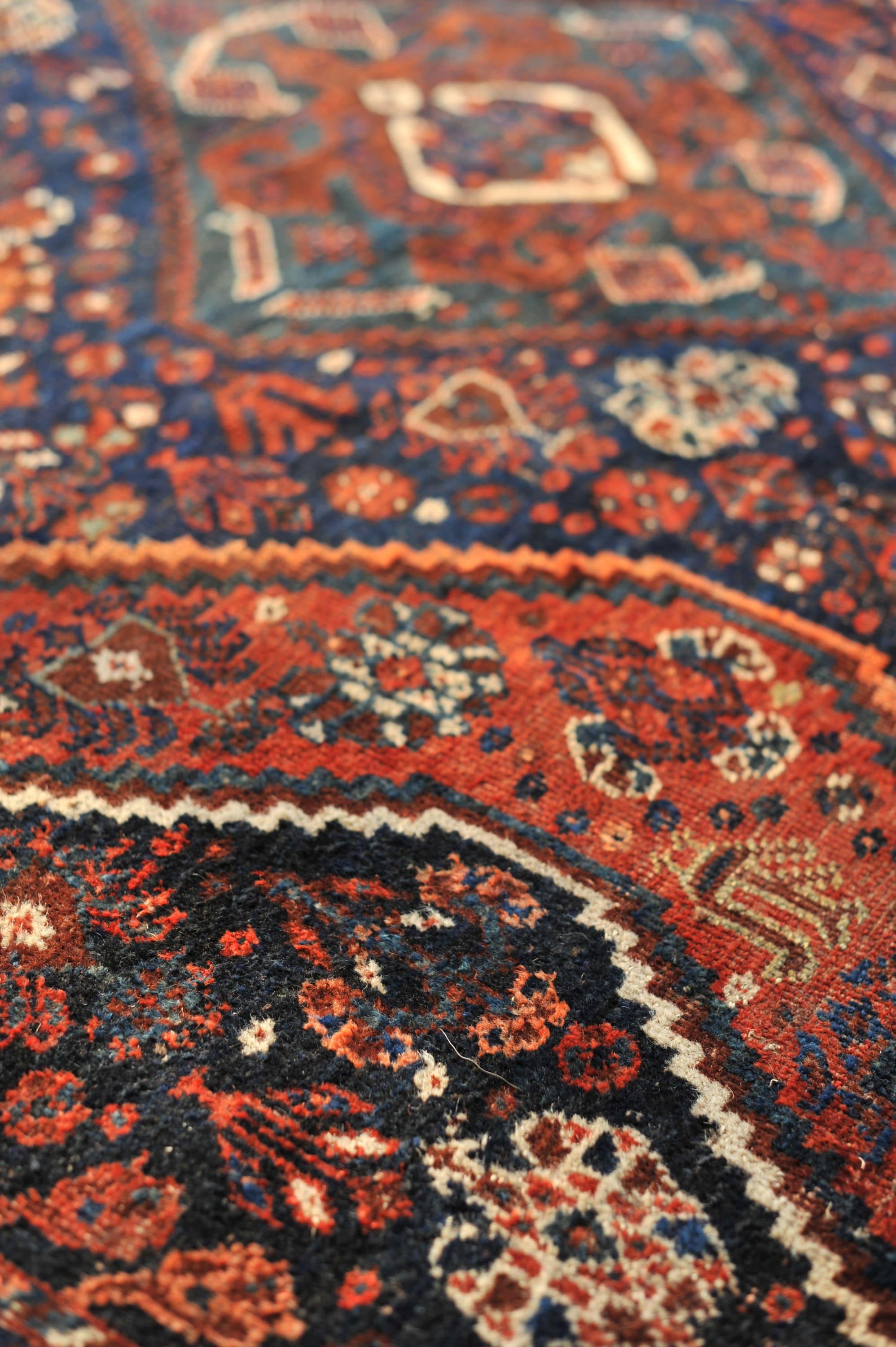 Tapis Shiraz vintage avec médaillon central Bon état - En vente à Milwaukee, WI