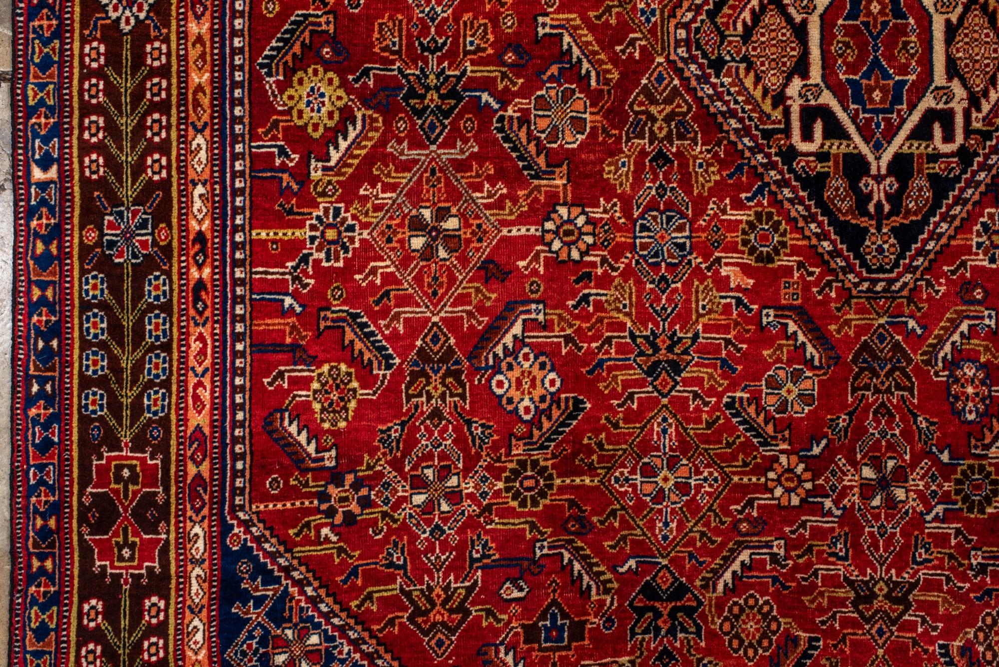 Shiraz vintage con campo rojo relleno de pequeñas hojas y borde azul oscuro en Bueno estado para la venta en New York, NY