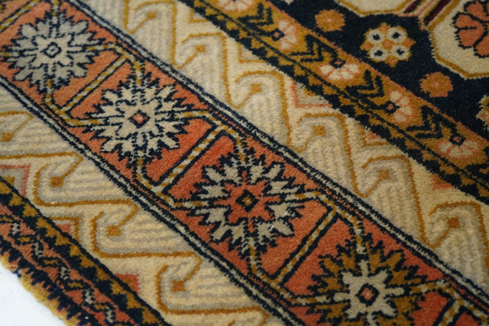 Tappeto Vintage Shirvan 3'10'' x 6'0'' In condizioni buone in vendita a New York, NY