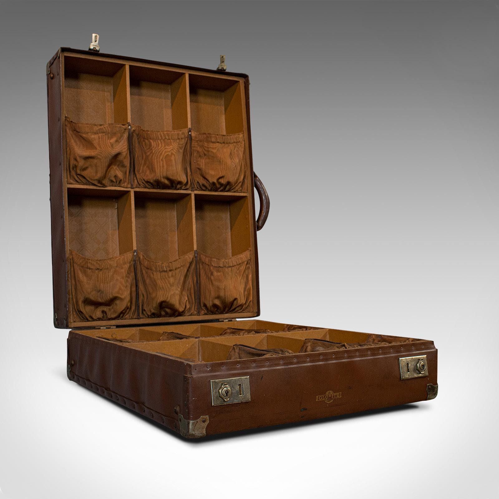 This is a vintage shoe travelling case. An Australian, salesman’s or collectors travel trunk by Globite, dating to the early 20th century, circa 1930.

Fascinating travel case
Displays a desirable aged patina
Rich brown hues to the case