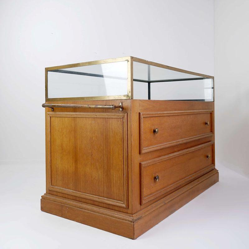 Vintage shop counter display cabinet, 1960s In Good Condition For Sale In Brussels , BE