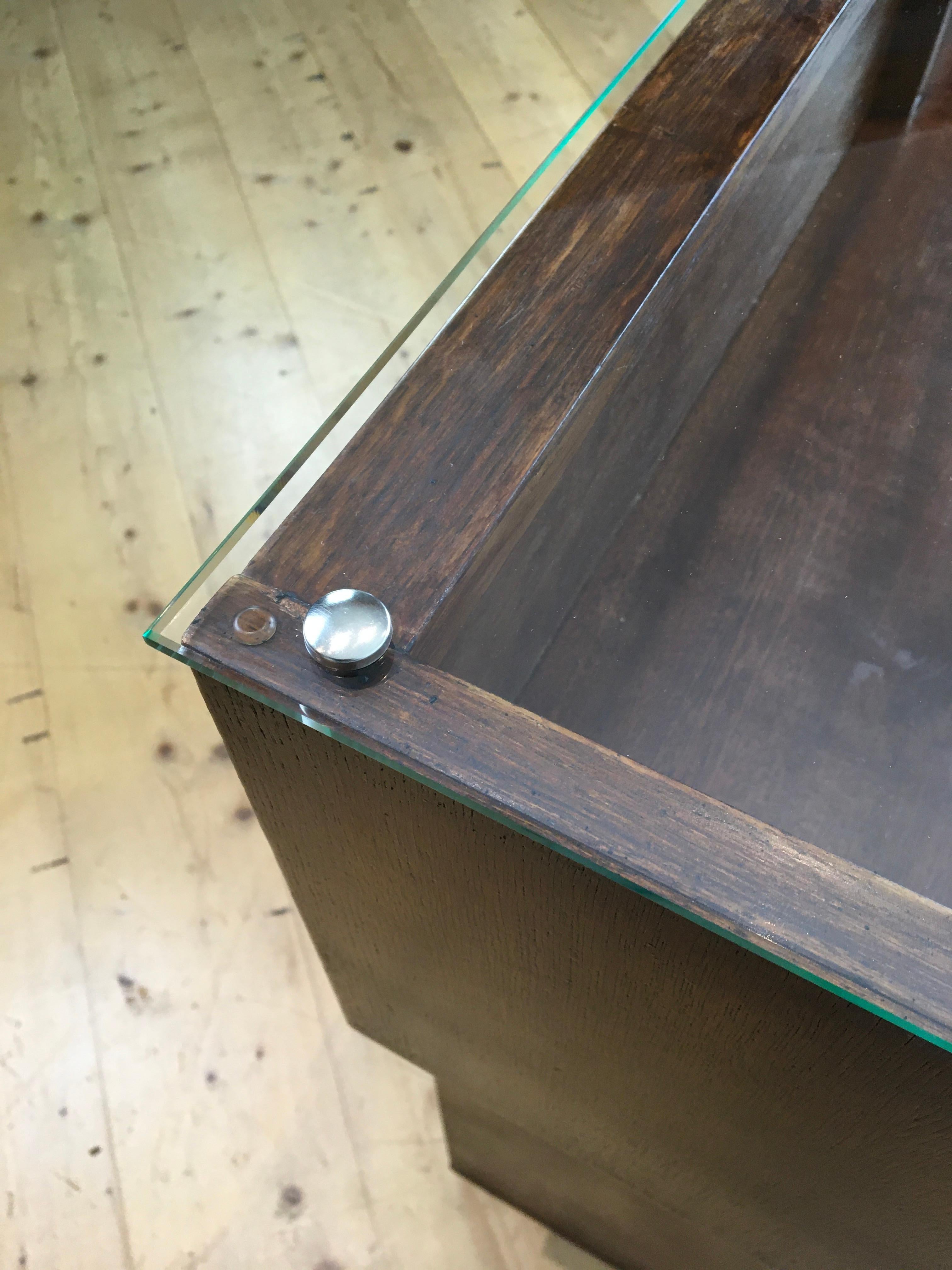 Shop-Theke, Holz, Glas, Schubladen und Schubladen im Stil von im Angebot 9