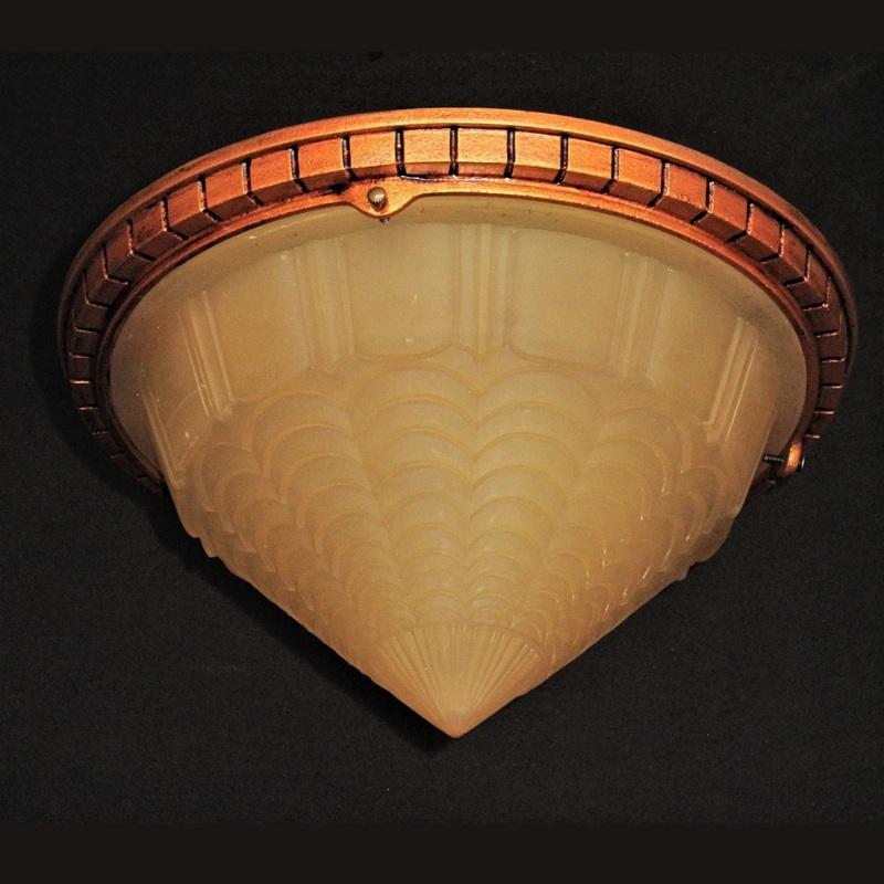 Plafonnier Art déco à montage encastré avec une hauteur de chute de seulement 5 3/4 pouces ! Elle date probablement du début des années 30, lorsque les fabricants réduisaient leurs coûts de production en raison de la grande dépression, mais elle