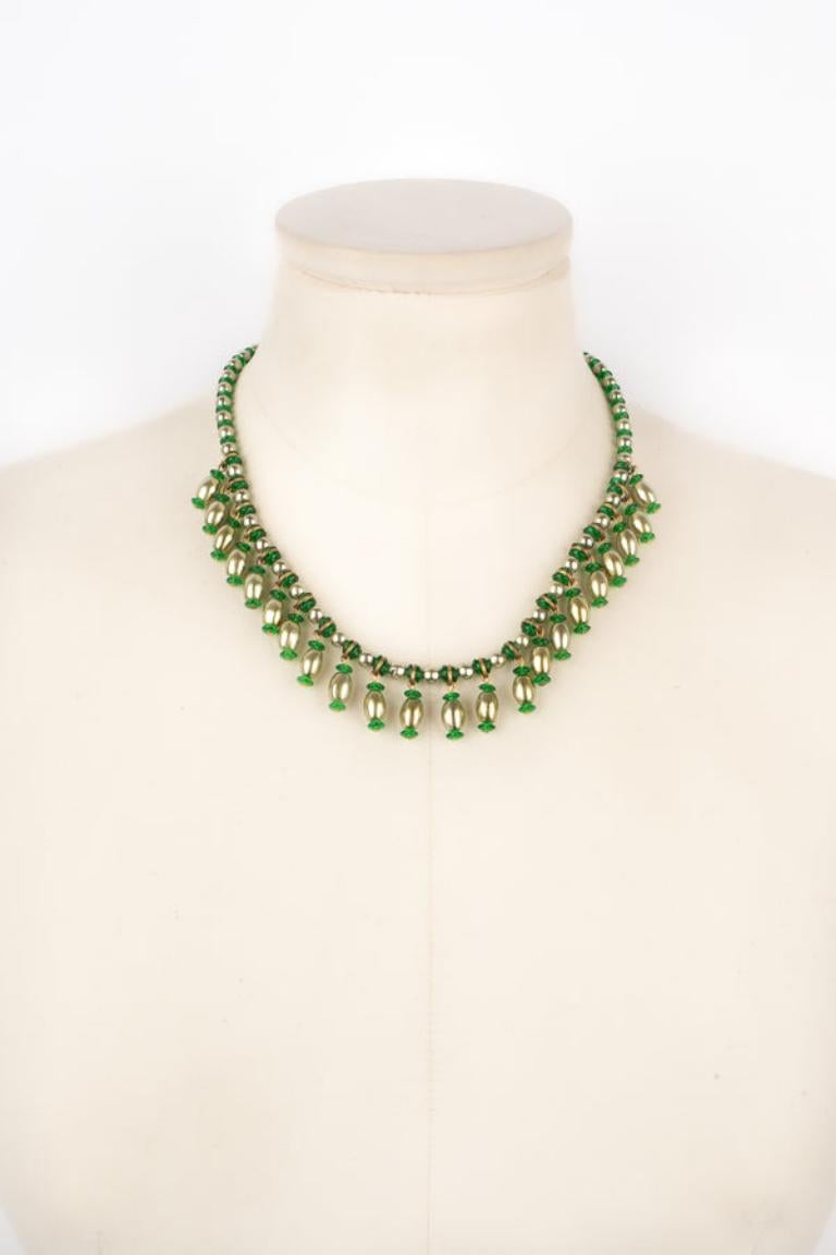 Vintage Short Green Necklace with Golden Metal In Excellent Condition For Sale In SAINT-OUEN-SUR-SEINE, FR