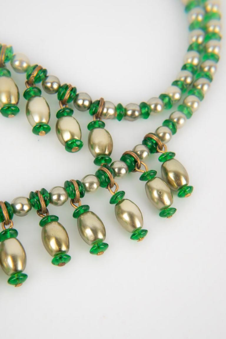 Kurze grüne Vintage-Halskette mit goldenem Metall Damen im Angebot