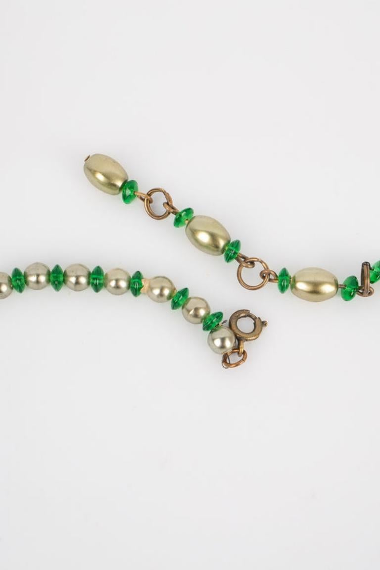 Kurze grüne Vintage-Halskette mit goldenem Metall im Angebot 1