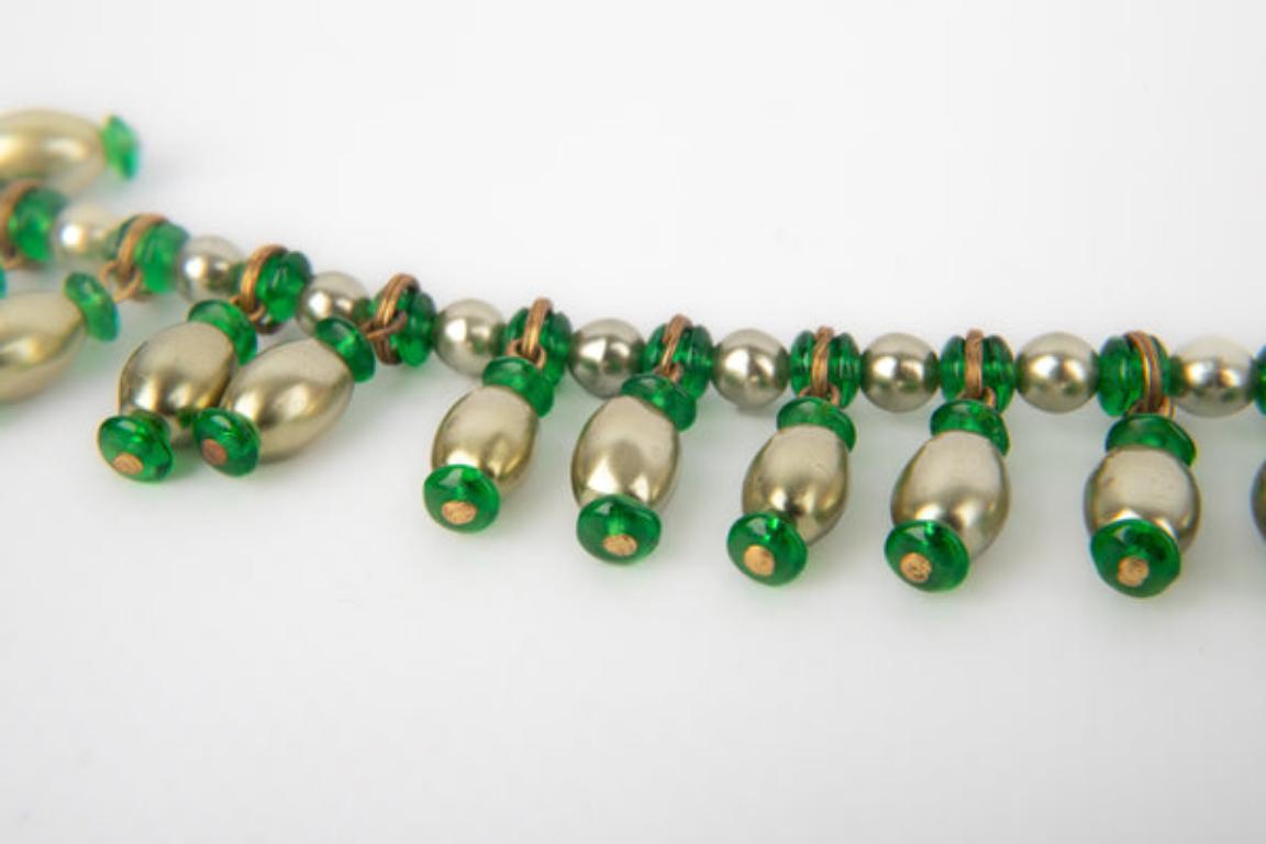 Kurze grüne Vintage-Halskette mit goldenem Metall im Angebot 2