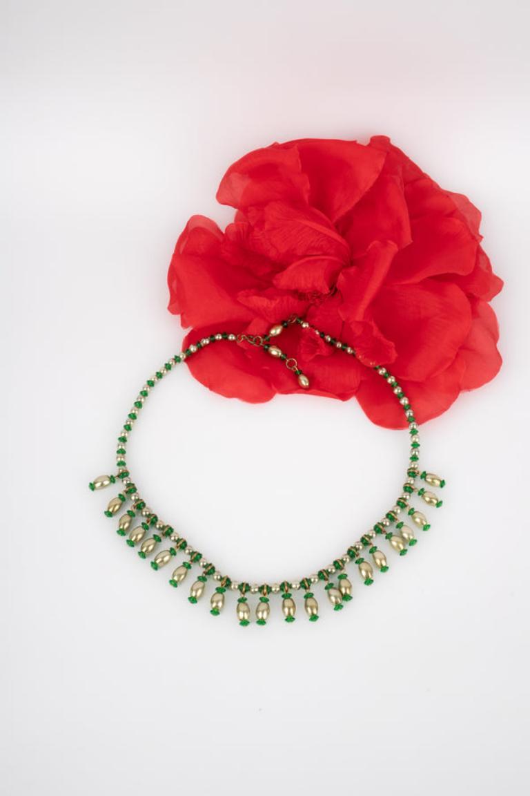 Kurze grüne Vintage-Halskette mit goldenem Metall im Angebot 3